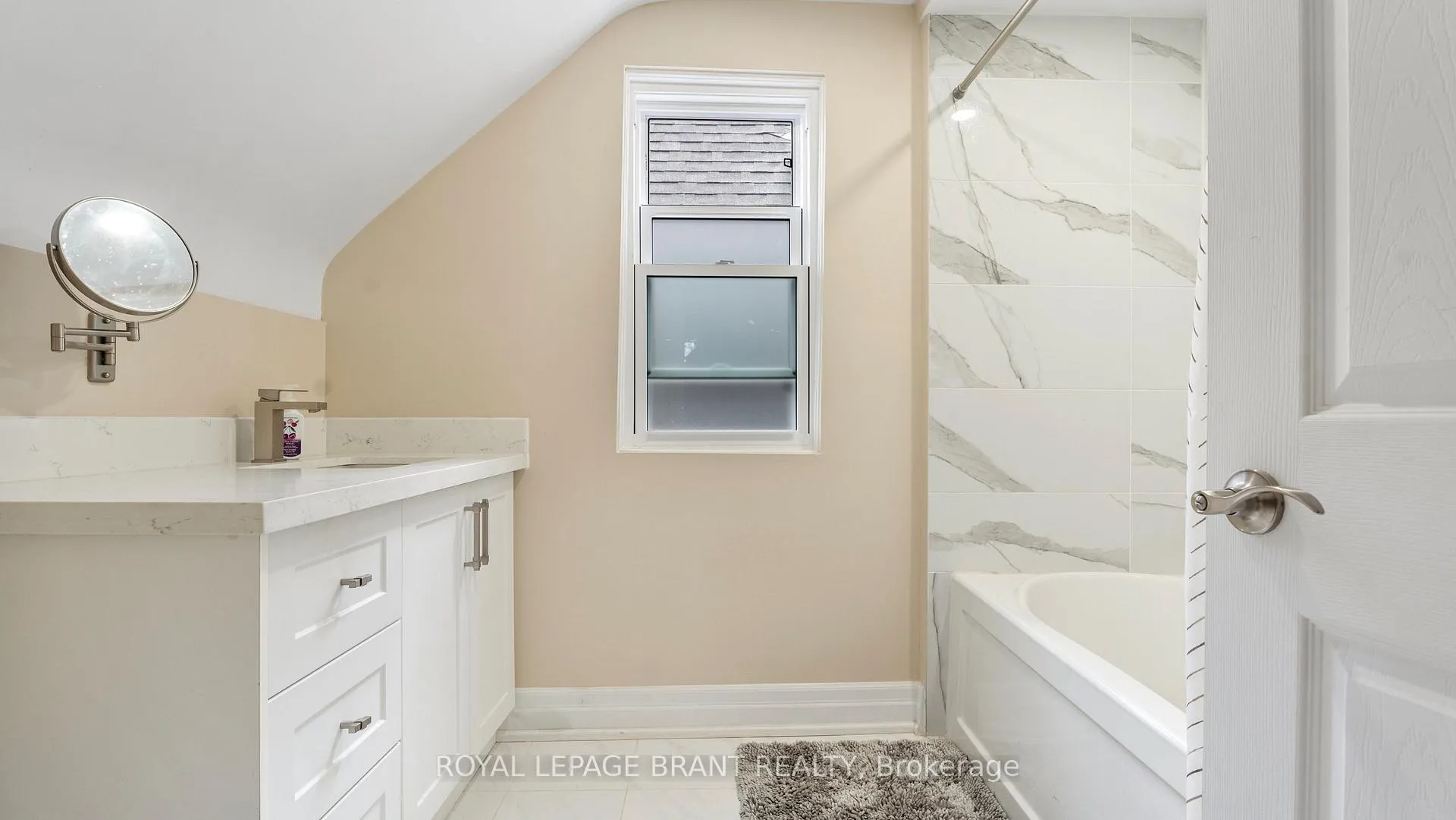 Photo 12 of 33 Highland Avenue, Hamilton, Crown Point — HOMEH