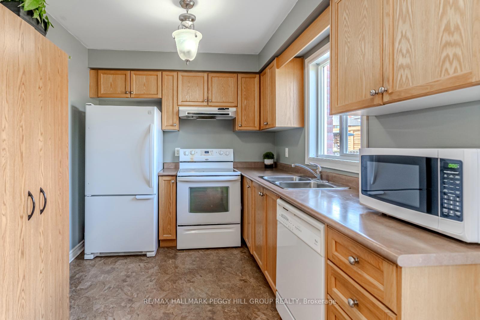 Photo 4 of 2 Northview Crescent, Barrie, Northwest — HOMEH