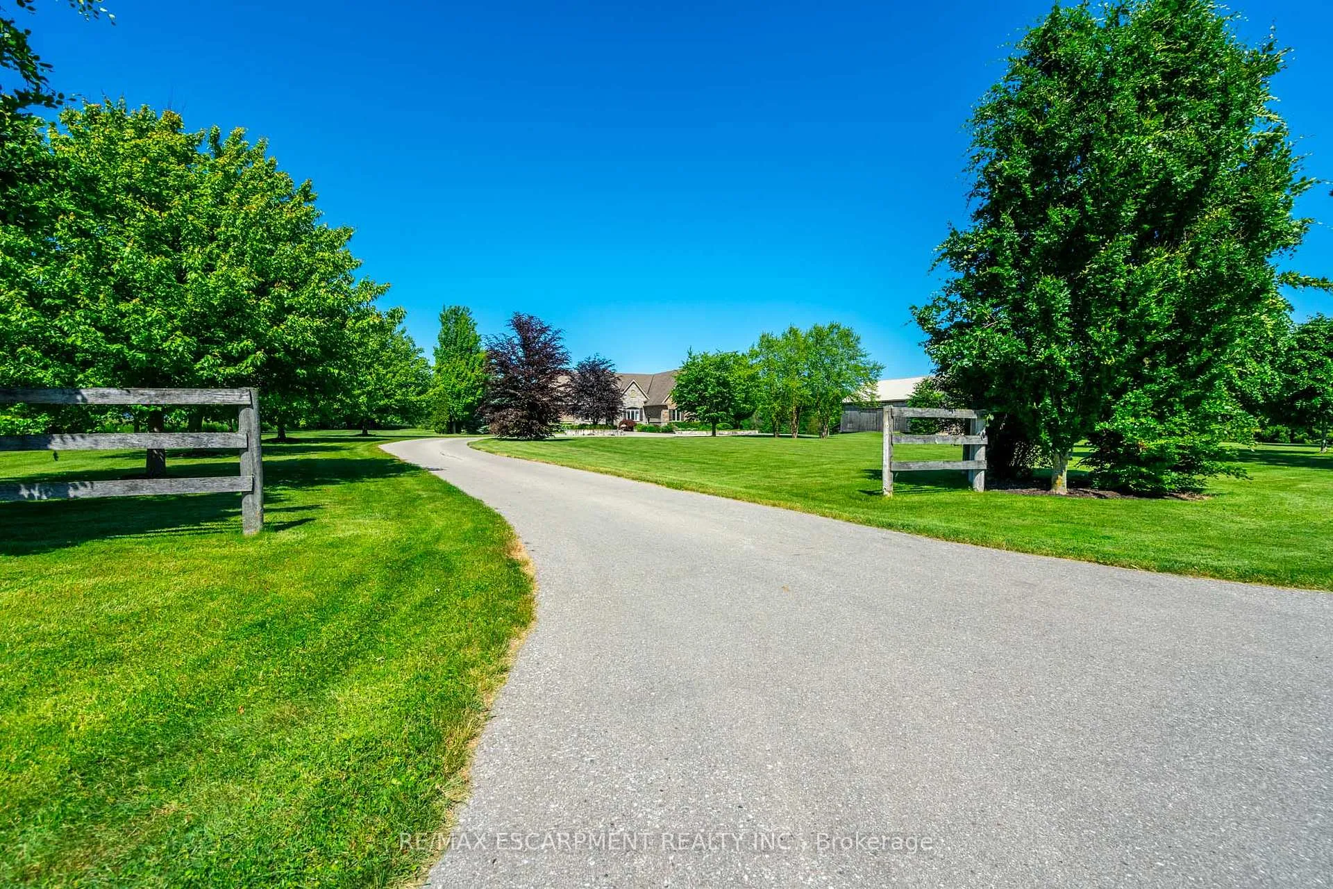 Photo 2 of 1068 Wyatt Road, Hamilton, Rural Flamborough — HOMEH