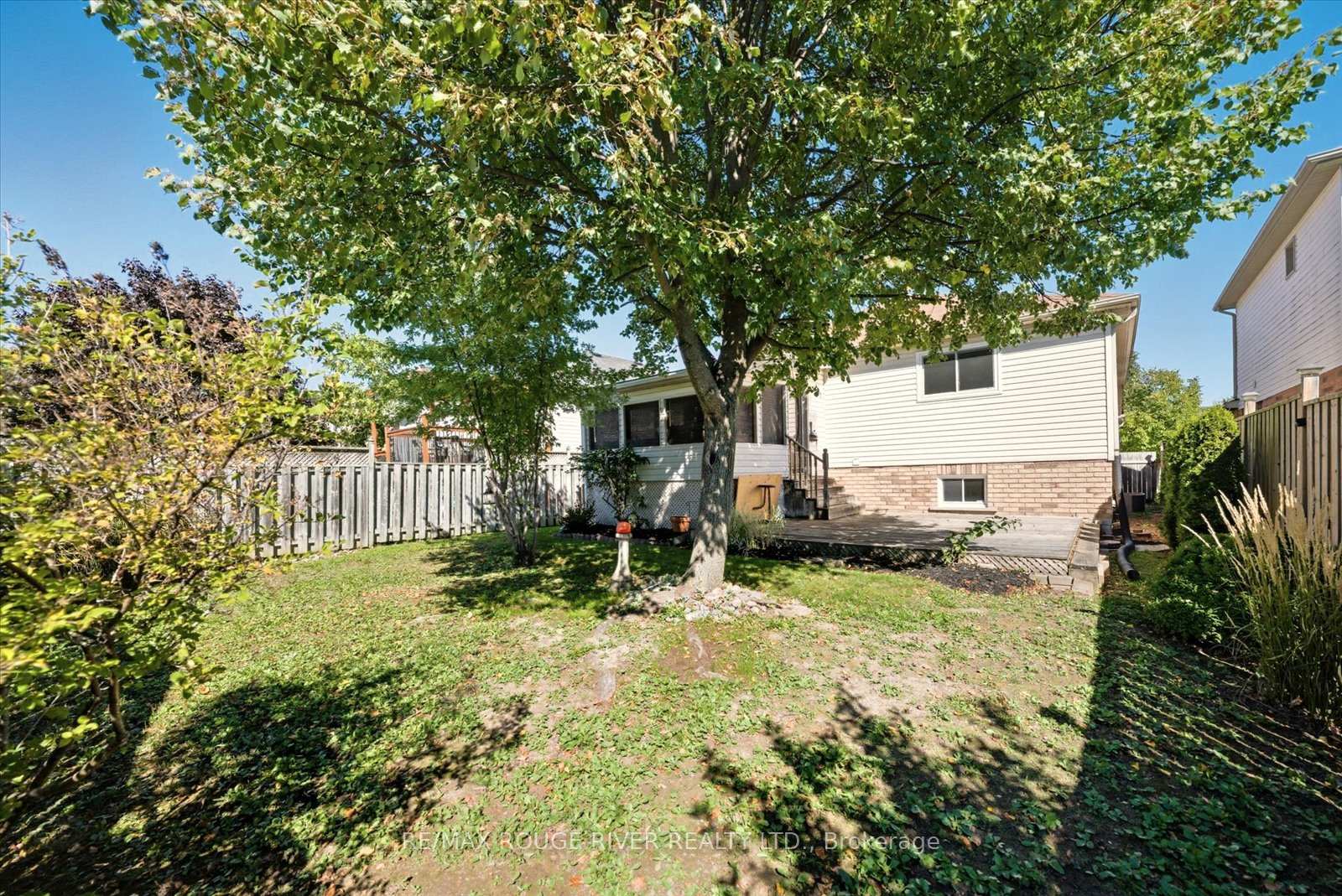 Photo 2 of 20 Laurelwood Street, Clarington, Bowmanville — HOMEH
