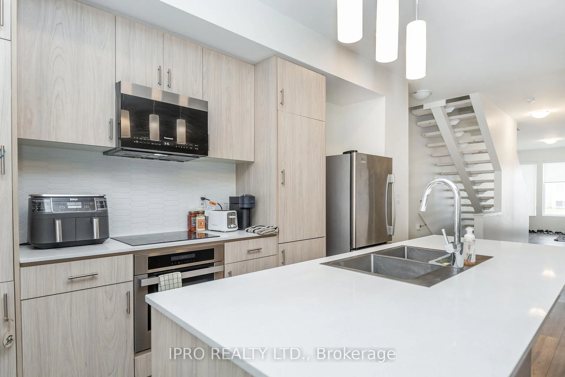Photo 5 of 150 Athabaska Road, Barrie, Holly — HOMEH