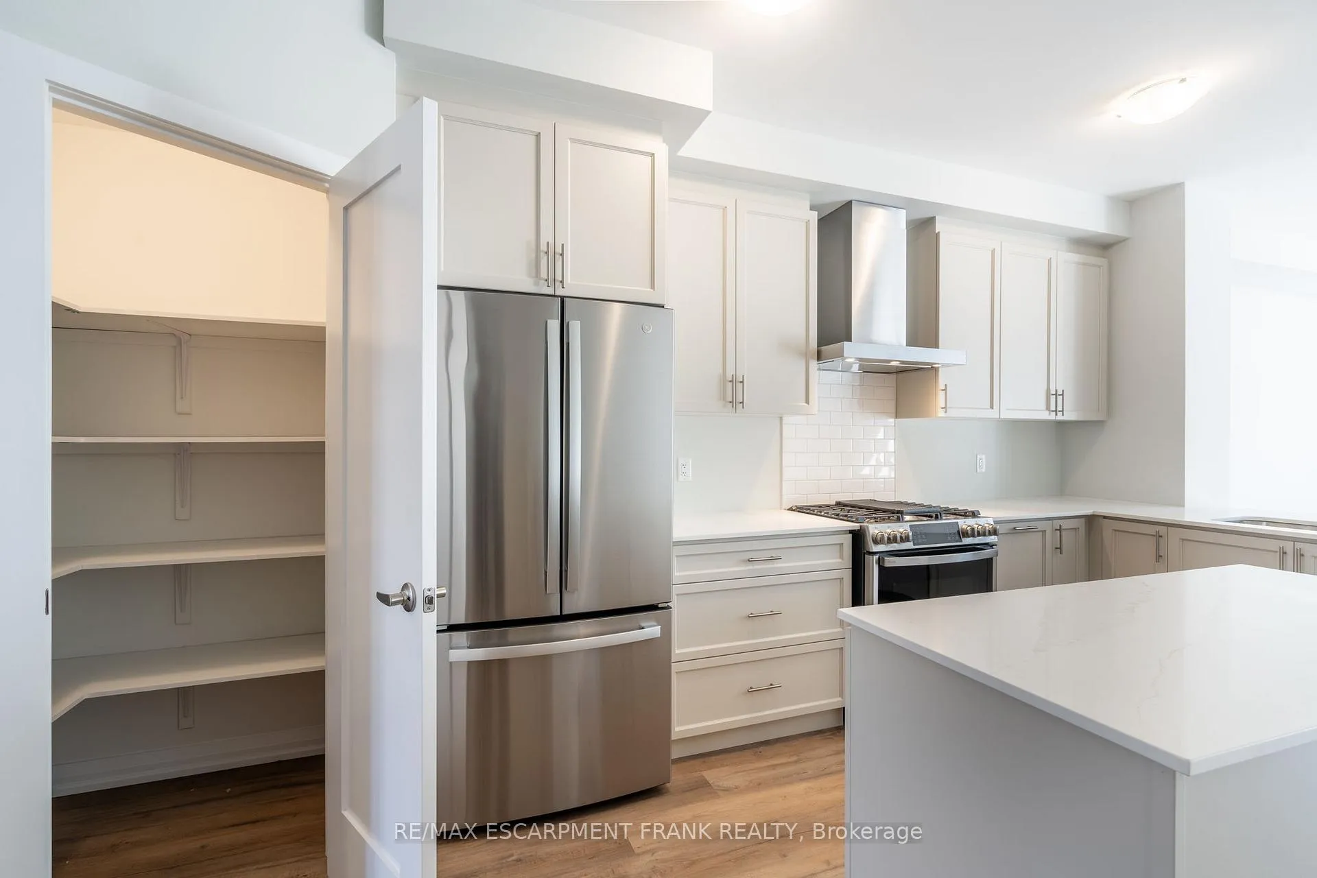 Photo 10 of 237 Lormont Boulevard, Hamilton, Stoney Creek Mountain — HOMEH