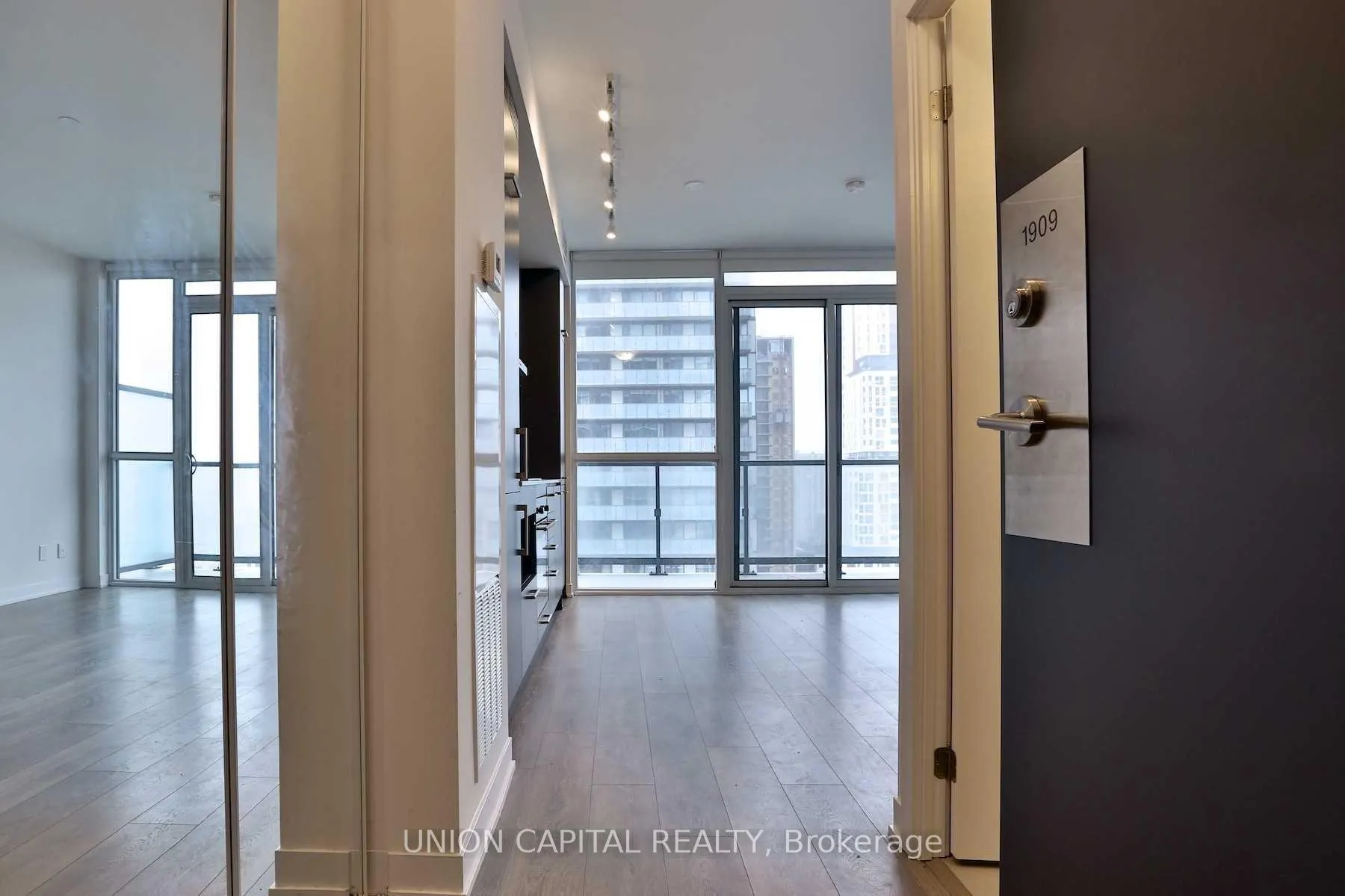 Photo 4 of Unit 1909, 87 Peter Street, Toronto, Waterfront Communities — HOMEH