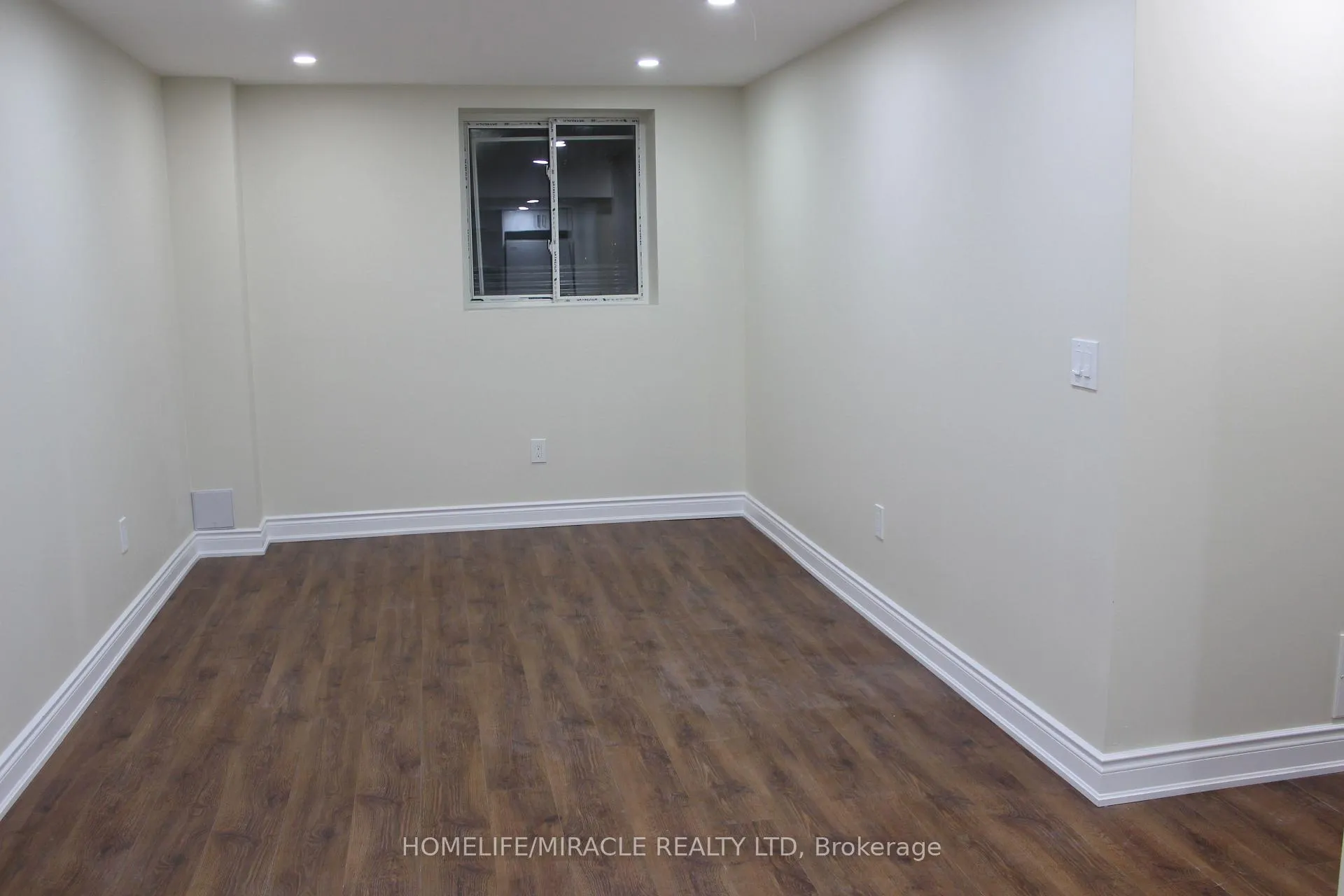 Photo 2 of Unit b, 323 Falling Green Crescent, Kitchener — HOMEH