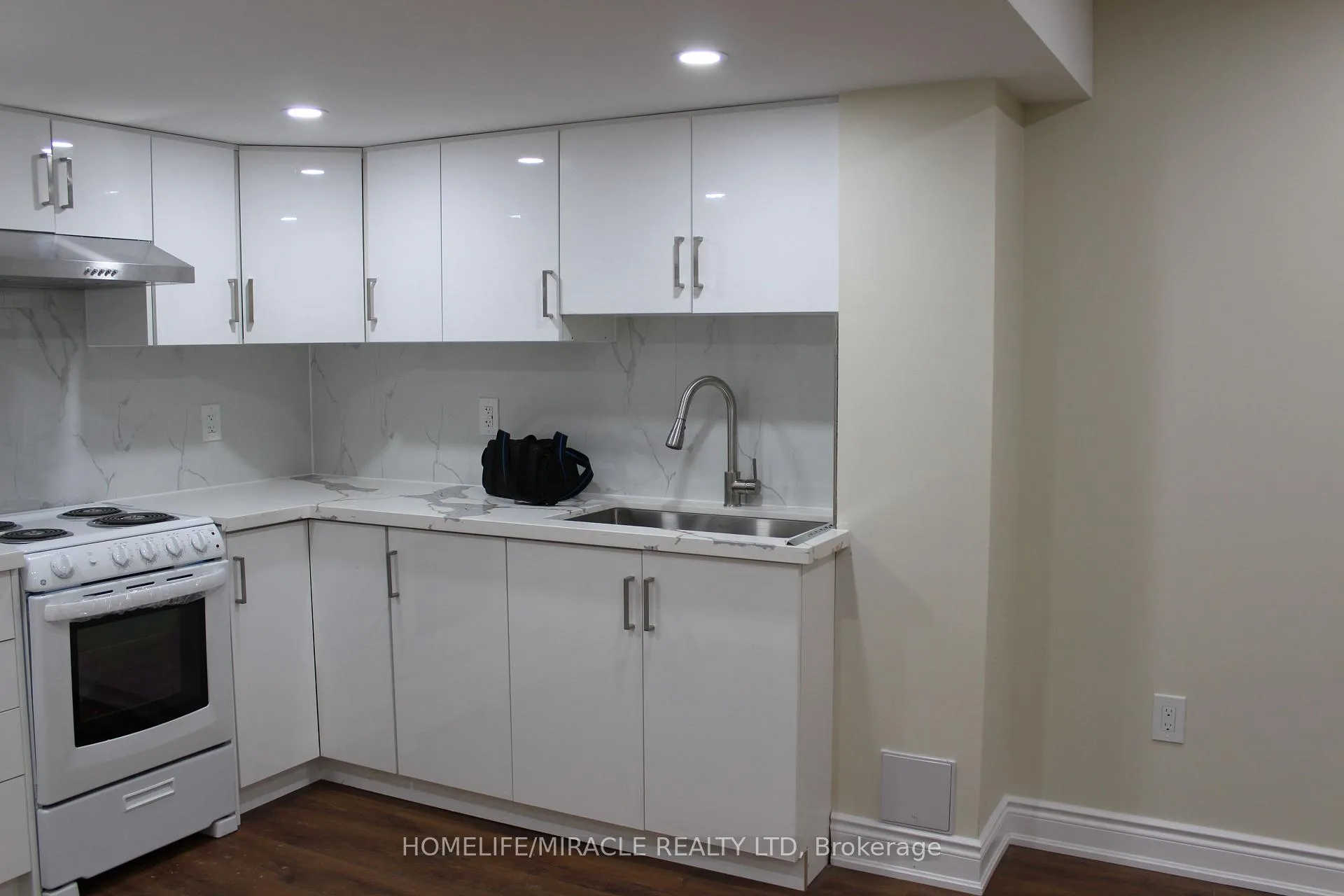 Photo 4 of Unit b, 323 Falling Green Crescent, Kitchener — HOMEH
