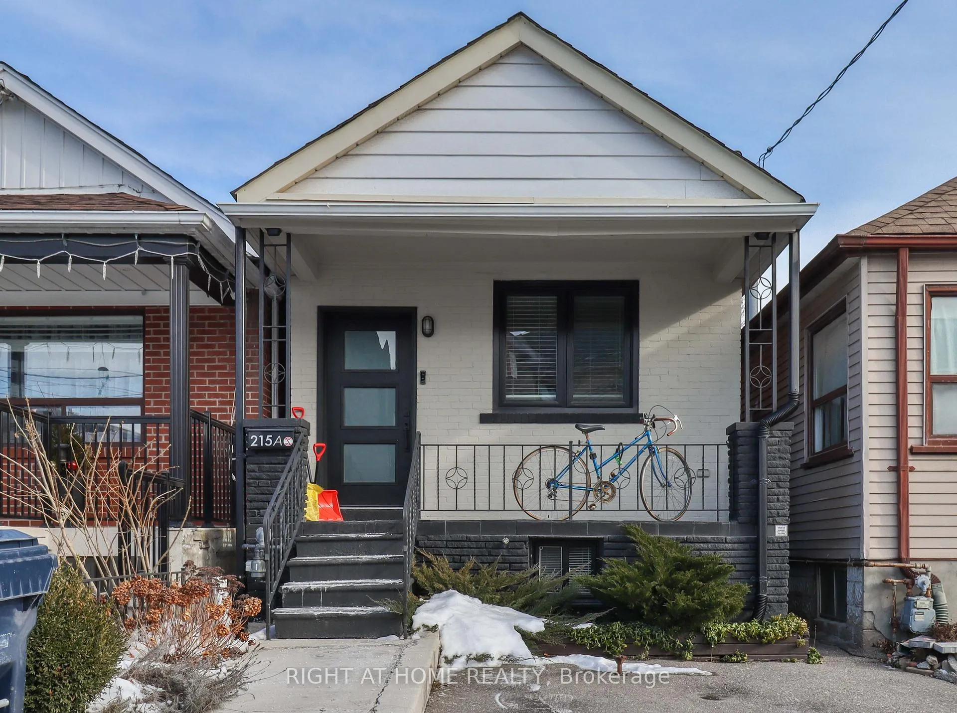 Front of Unit Bsmt, 215A Chambers Avenue