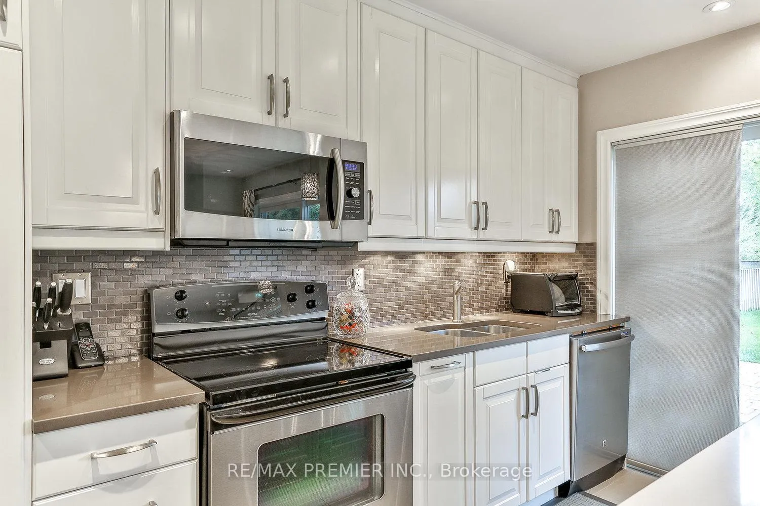 Photo 11 of 684 Eglinton Avenue E, Toronto, Leaside — HOMEH