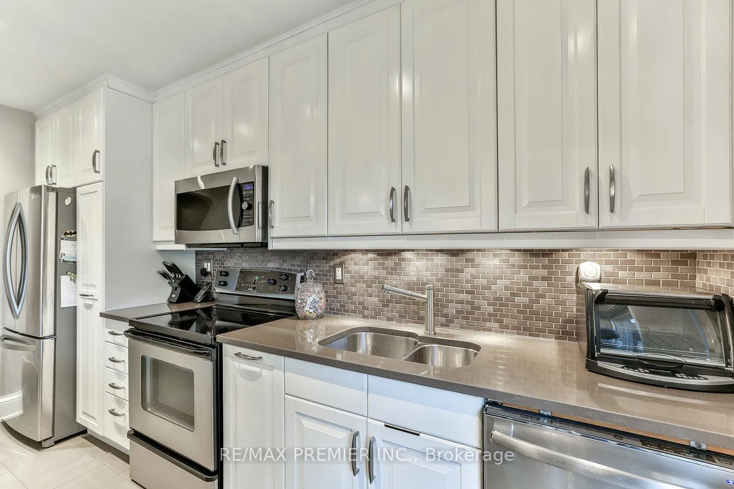 Photo 12 of 684 Eglinton Avenue E, Toronto, Leaside — HOMEH