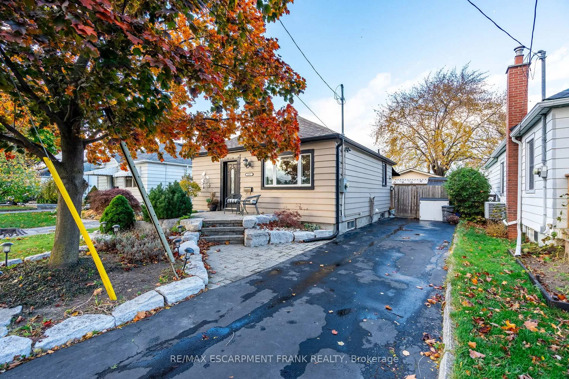 Photo 1 of 1061 Central Avenue, Hamilton, Bartonville — HOMEH