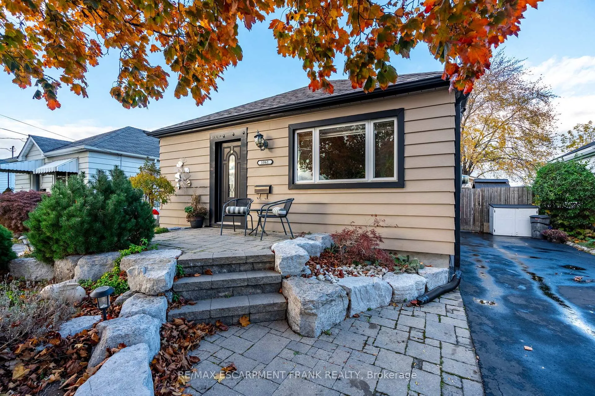 Photo 2 of 1061 Central Avenue, Hamilton, Bartonville — HOMEH