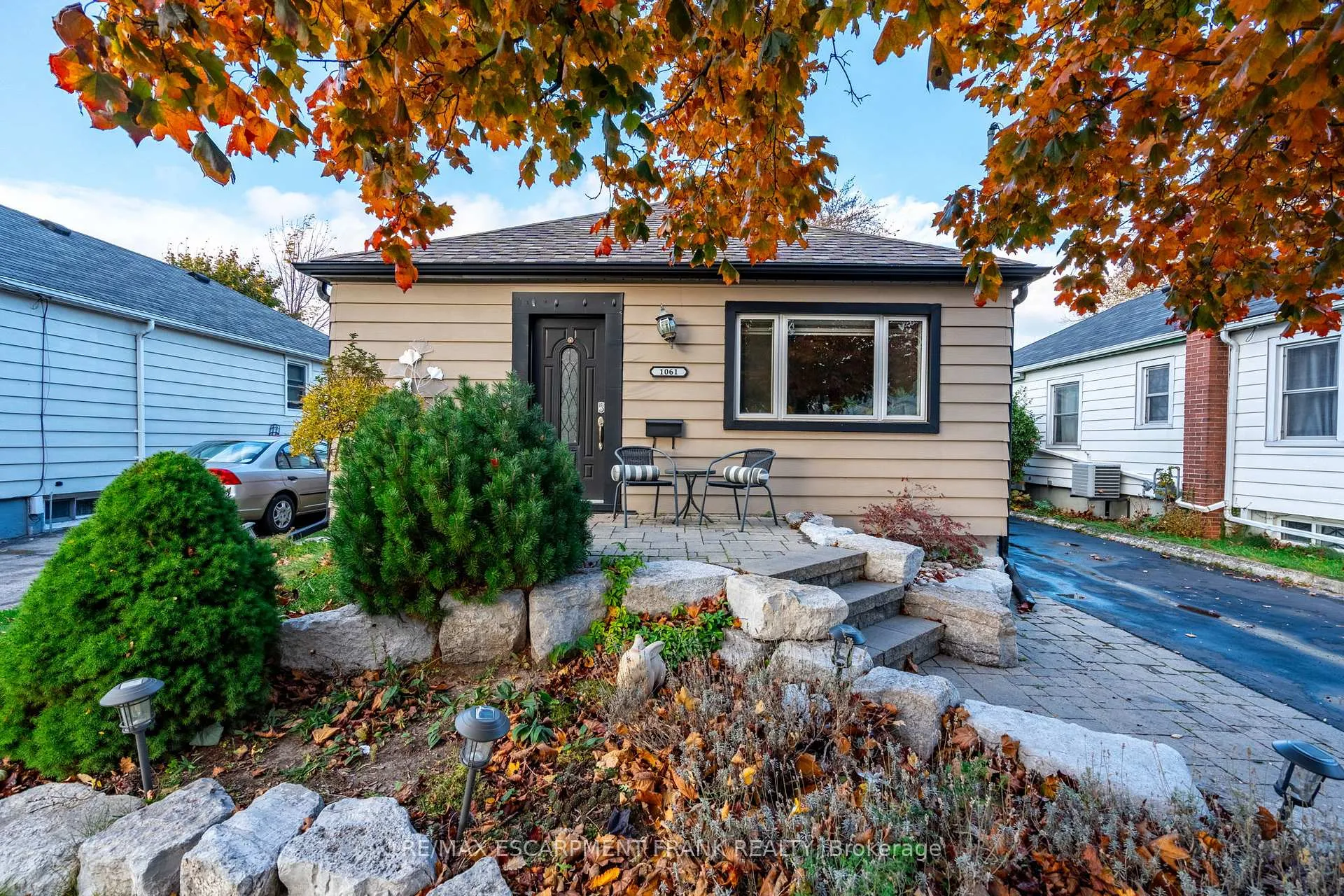 Photo 3 of 1061 Central Avenue, Hamilton, Bartonville — HOMEH