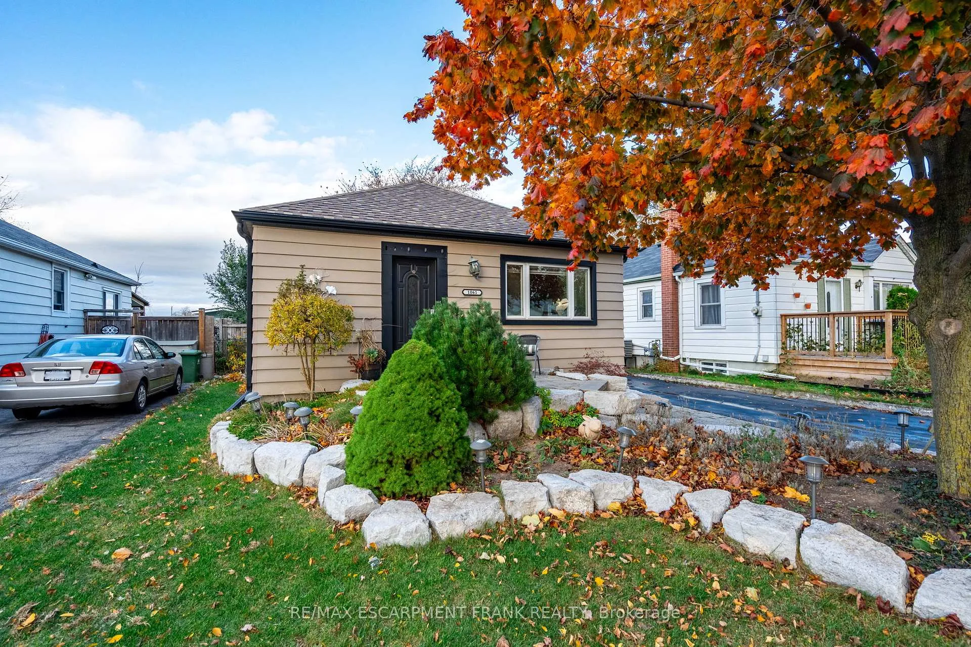 Photo 4 of 1061 Central Avenue, Hamilton, Bartonville — HOMEH