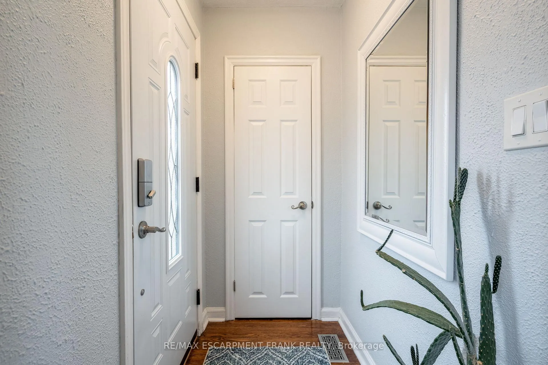 Photo 5 of 1061 Central Avenue, Hamilton, Bartonville — HOMEH