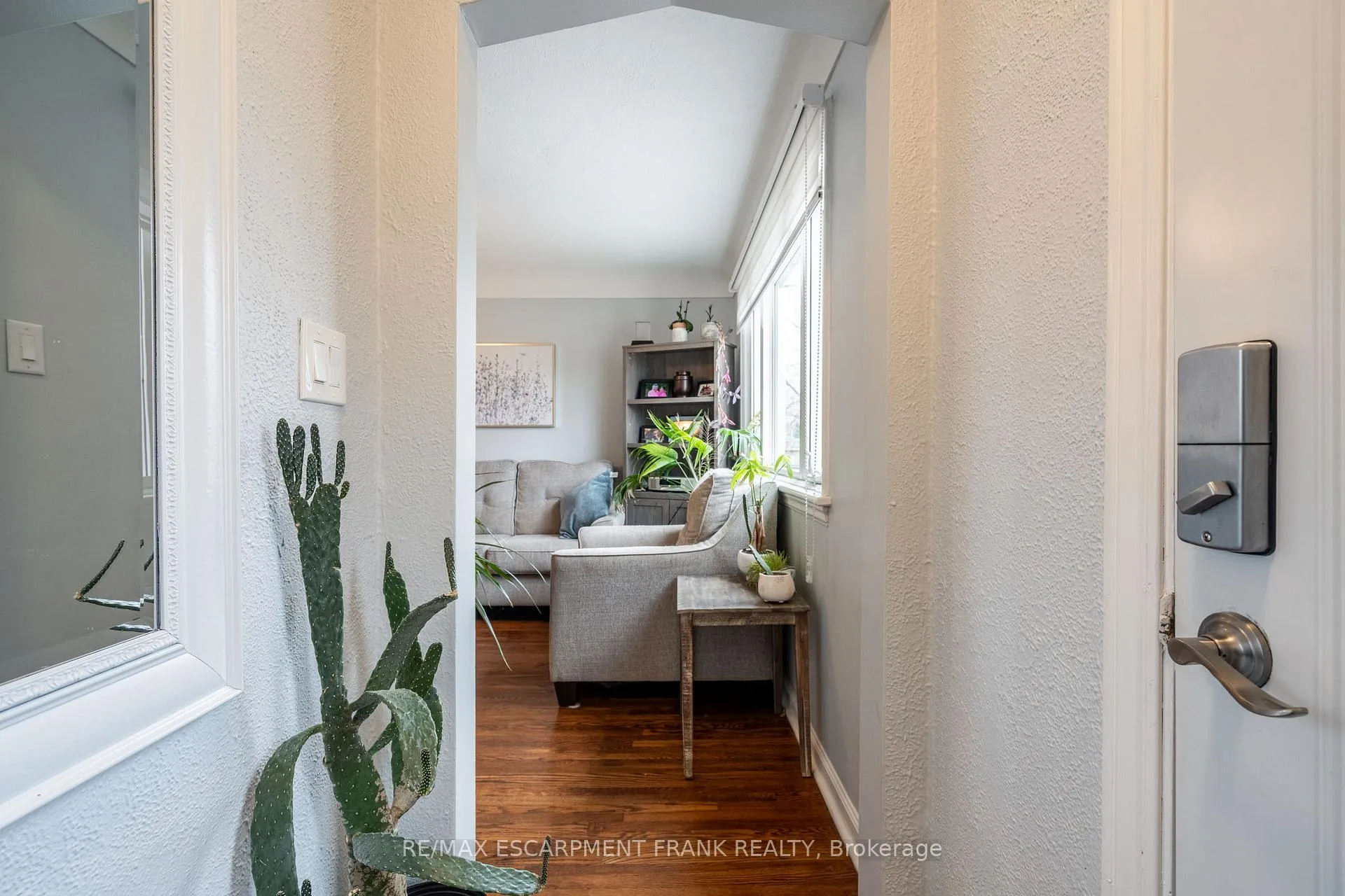Photo 6 of 1061 Central Avenue, Hamilton, Bartonville — HOMEH