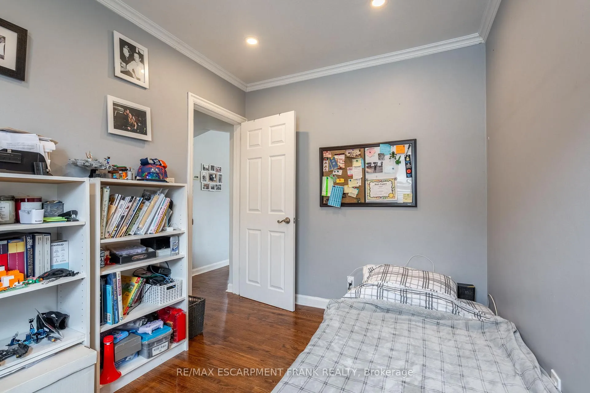 Photo 7 of 1061 Central Avenue, Hamilton, Bartonville — HOMEH