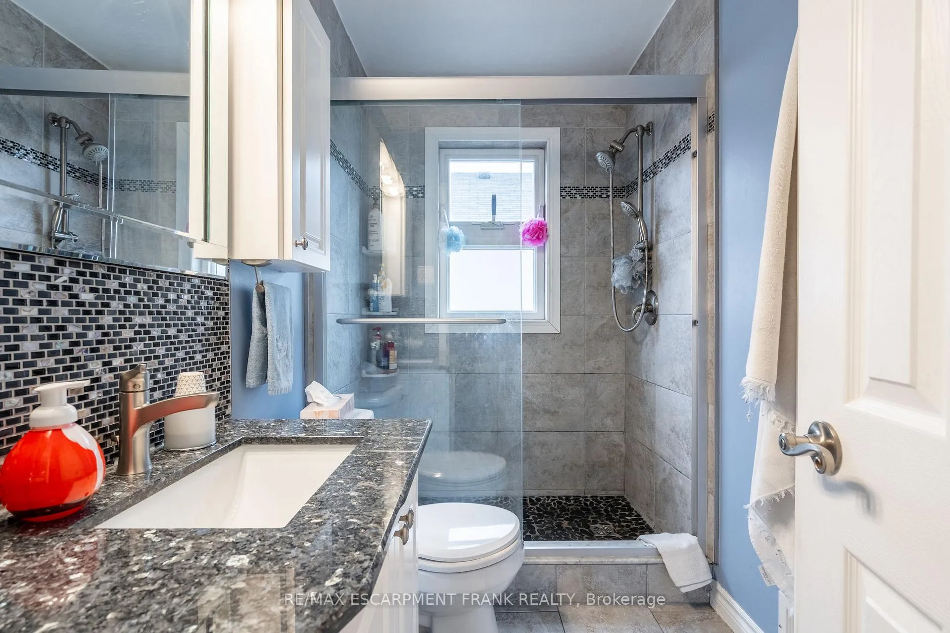 Photo 8 of 1061 Central Avenue, Hamilton, Bartonville — HOMEH