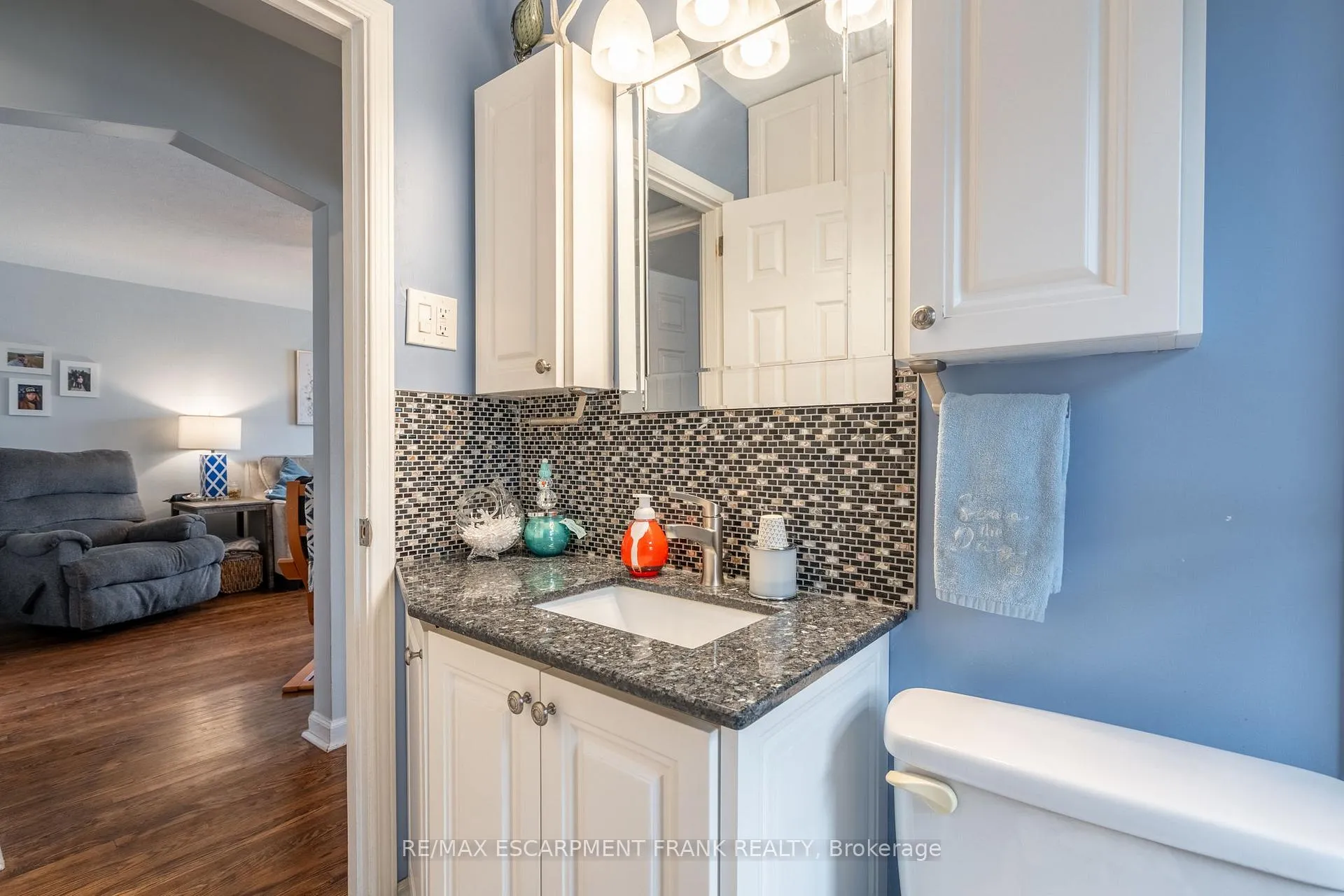 Photo 9 of 1061 Central Avenue, Hamilton, Bartonville — HOMEH