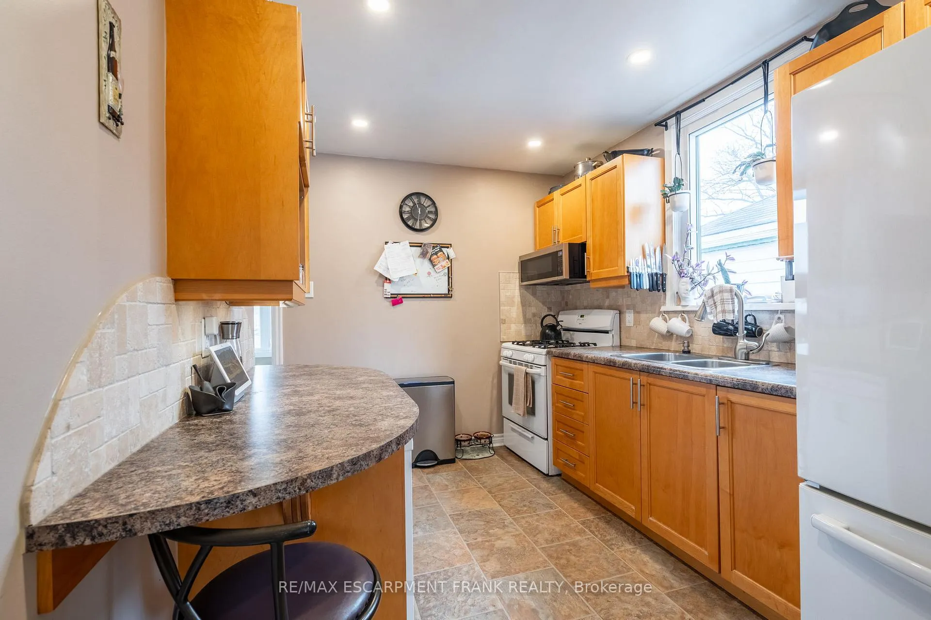 Photo 18 of 1061 Central Avenue, Hamilton, Bartonville — HOMEH