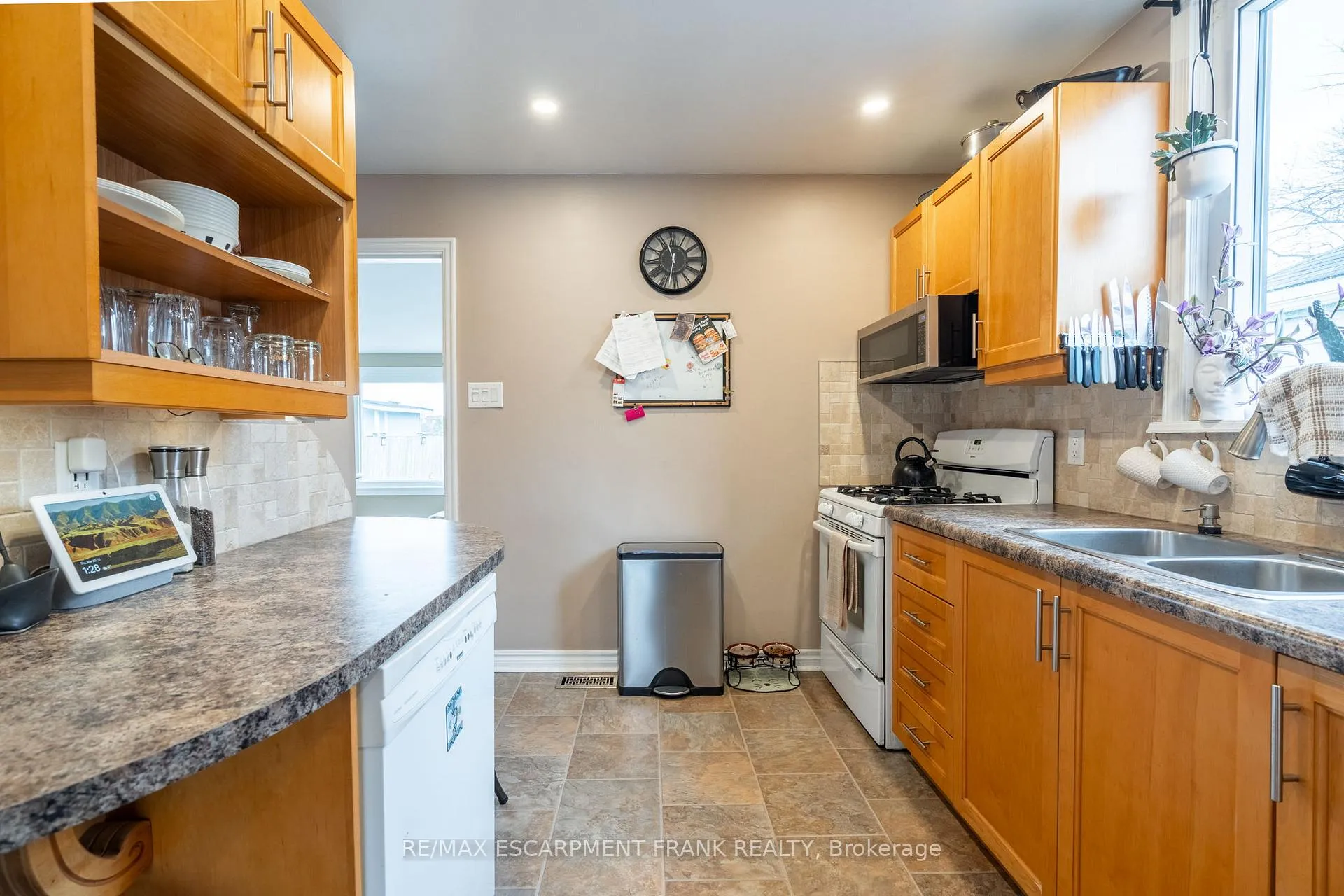 Photo 19 of 1061 Central Avenue, Hamilton, Bartonville — HOMEH