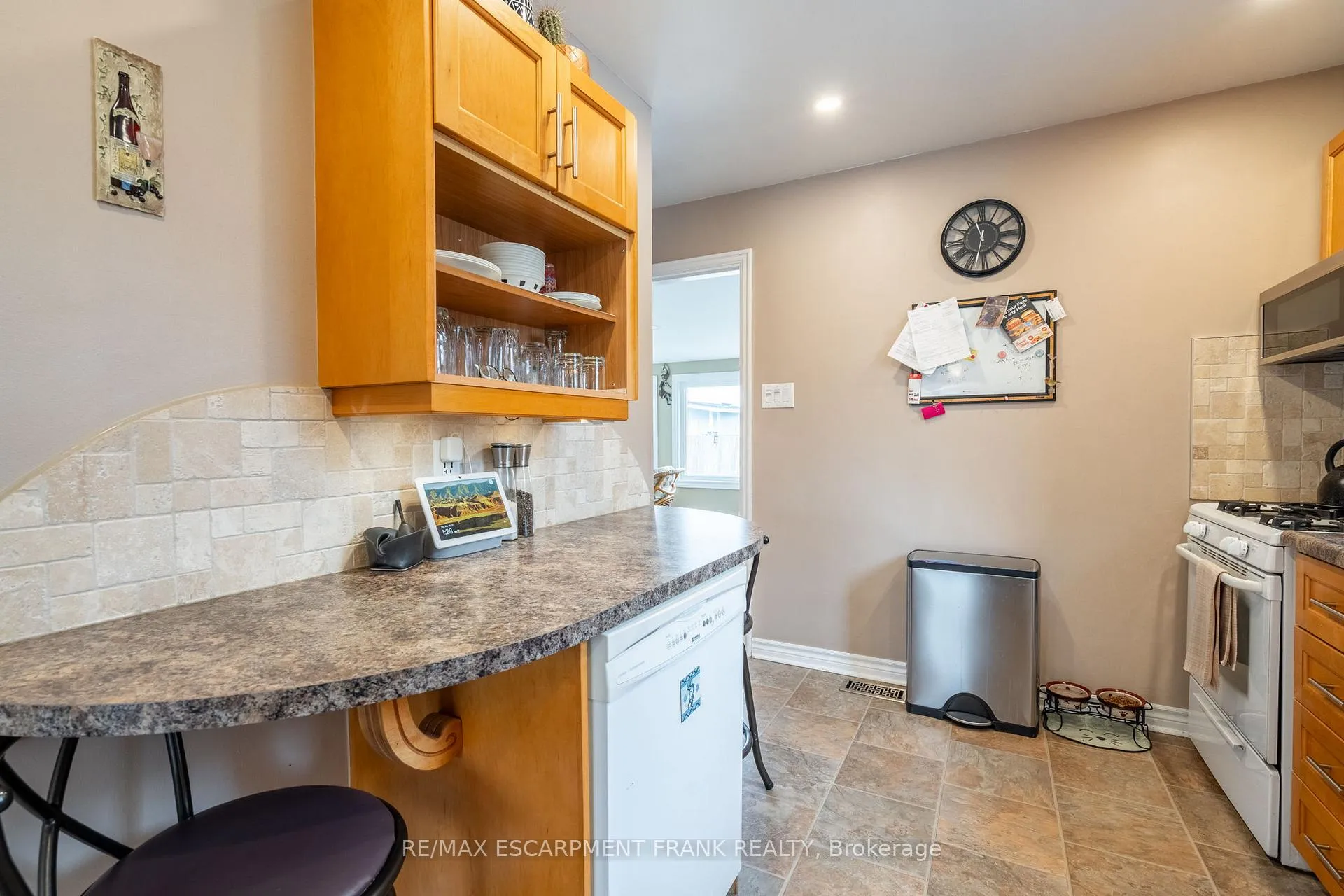 Photo 20 of 1061 Central Avenue, Hamilton, Bartonville — HOMEH