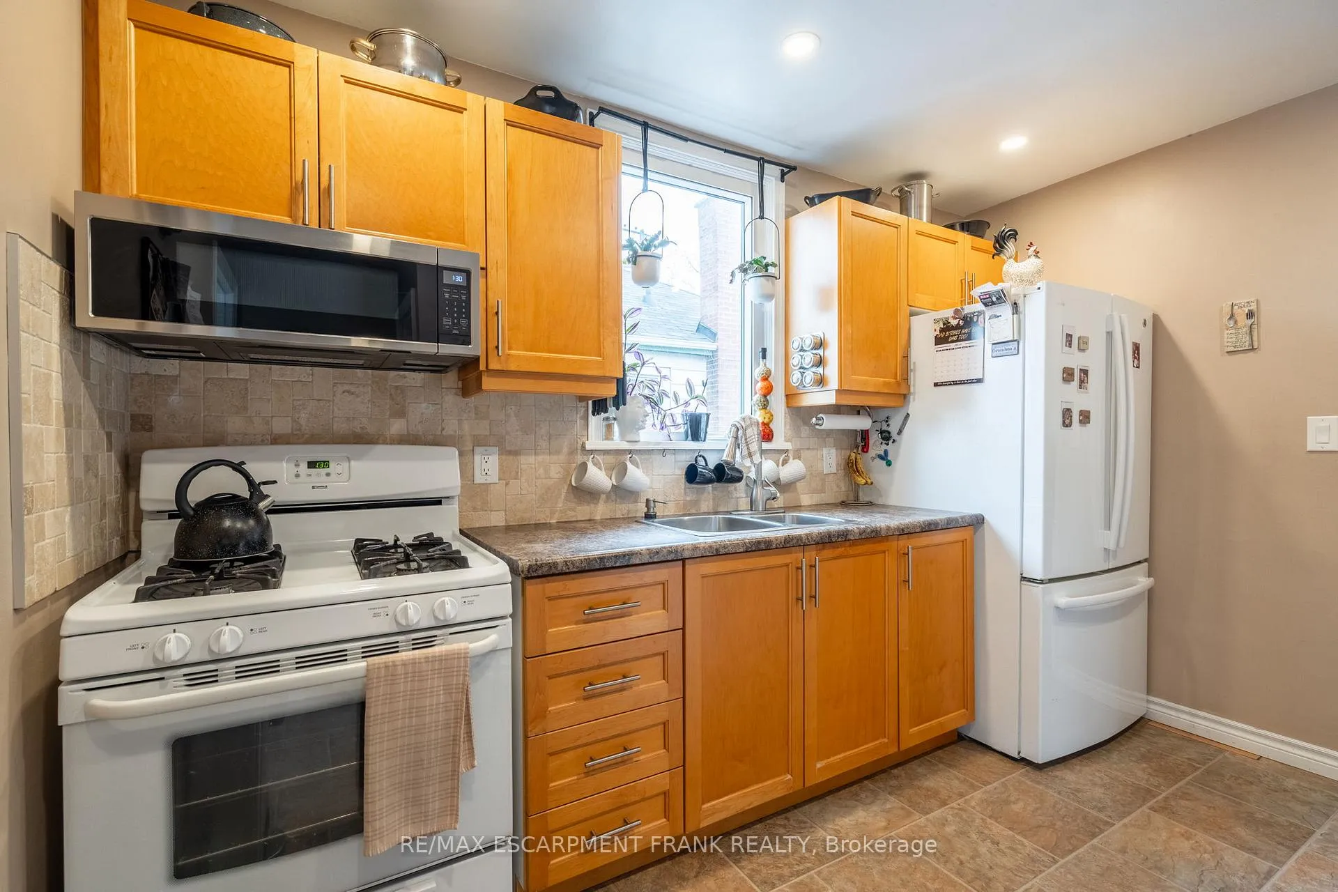 Photo 22 of 1061 Central Avenue, Hamilton, Bartonville — HOMEH