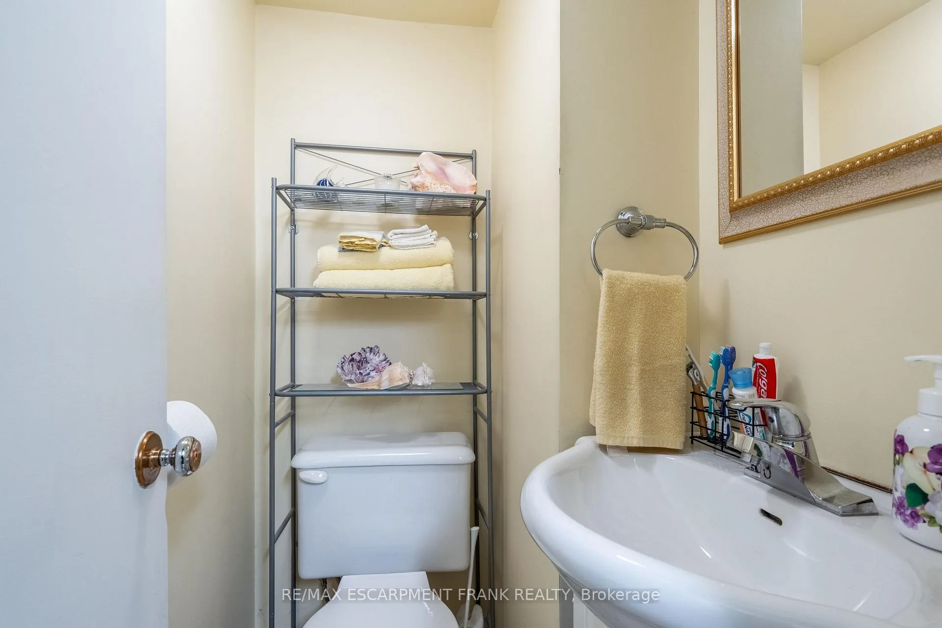 Photo 36 of 1061 Central Avenue, Hamilton, Bartonville — HOMEH