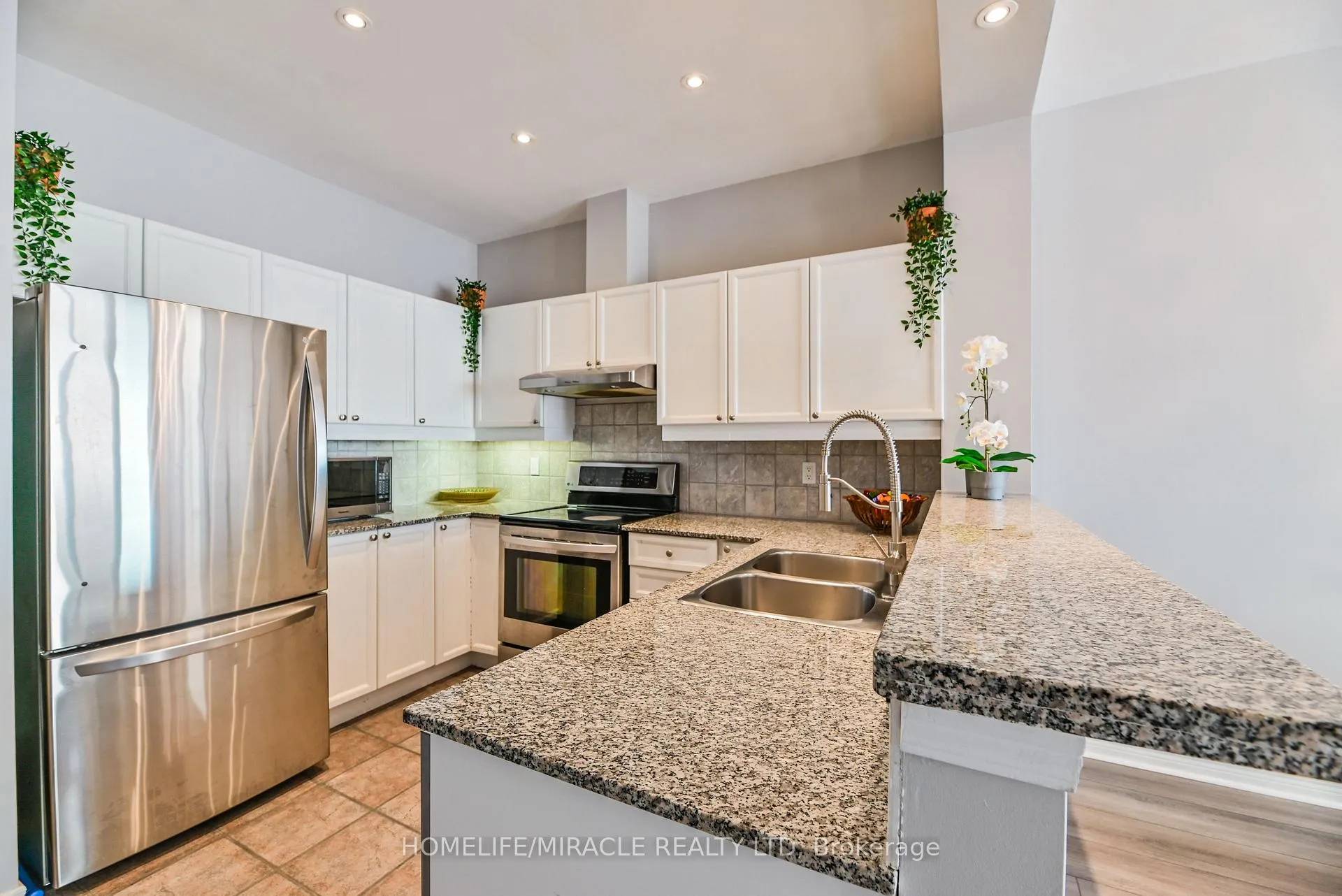 Photo 11 of Unit 305, 1 Leaside Park Drive, Toronto, Thorncliffe Park — HOMEH