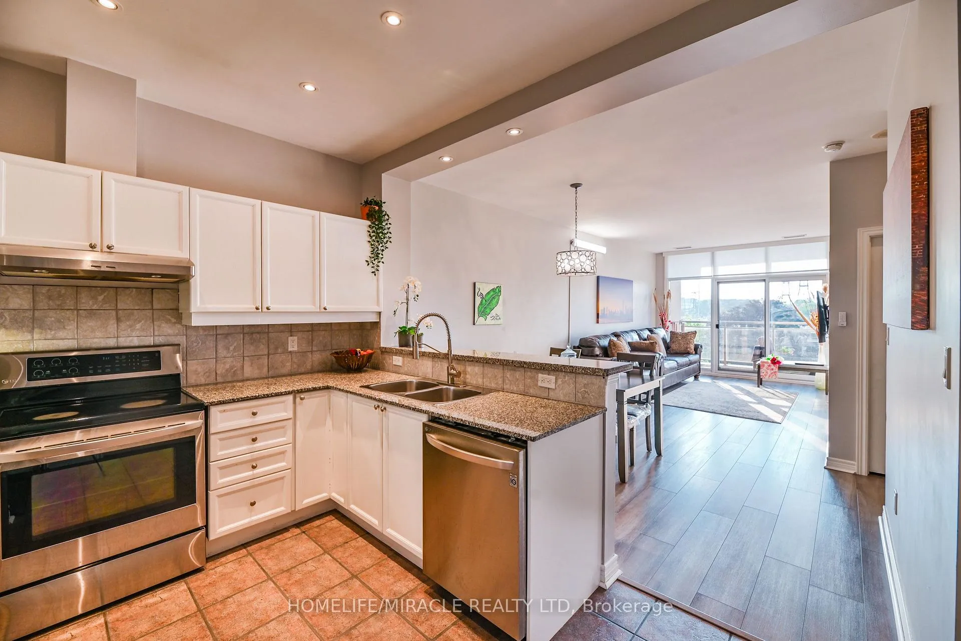 Photo 12 of Unit 305, 1 Leaside Park Drive, Toronto, Thorncliffe Park — HOMEH