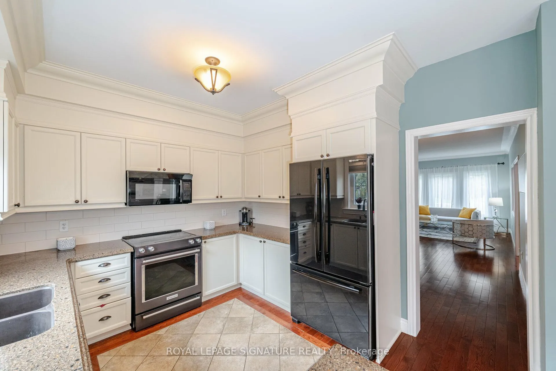 Photo 8 of 38 Sandringham Drive, Barrie, Innis-Shore — HOMEH