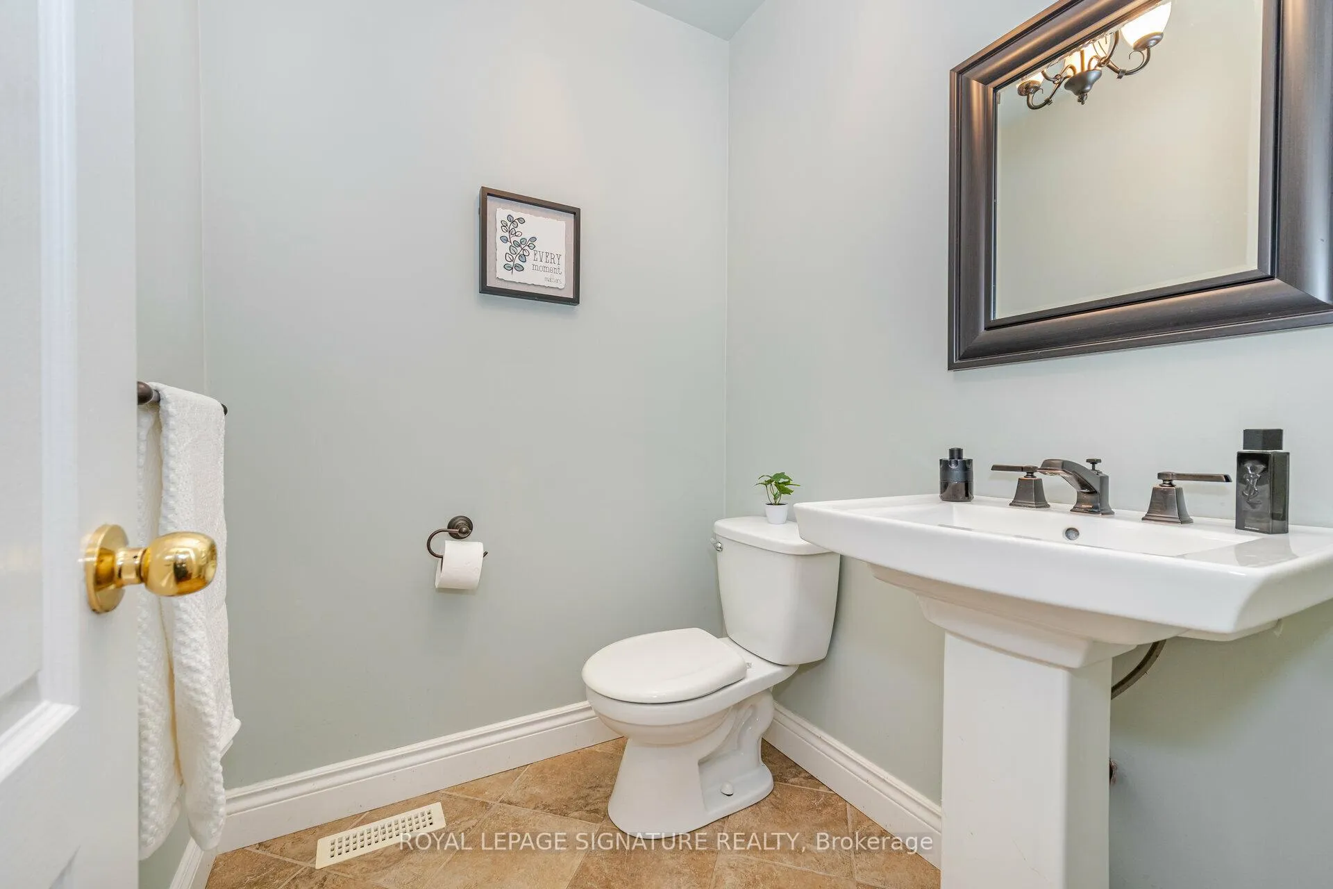 Photo 15 of 38 Sandringham Drive, Barrie, Innis-Shore — HOMEH