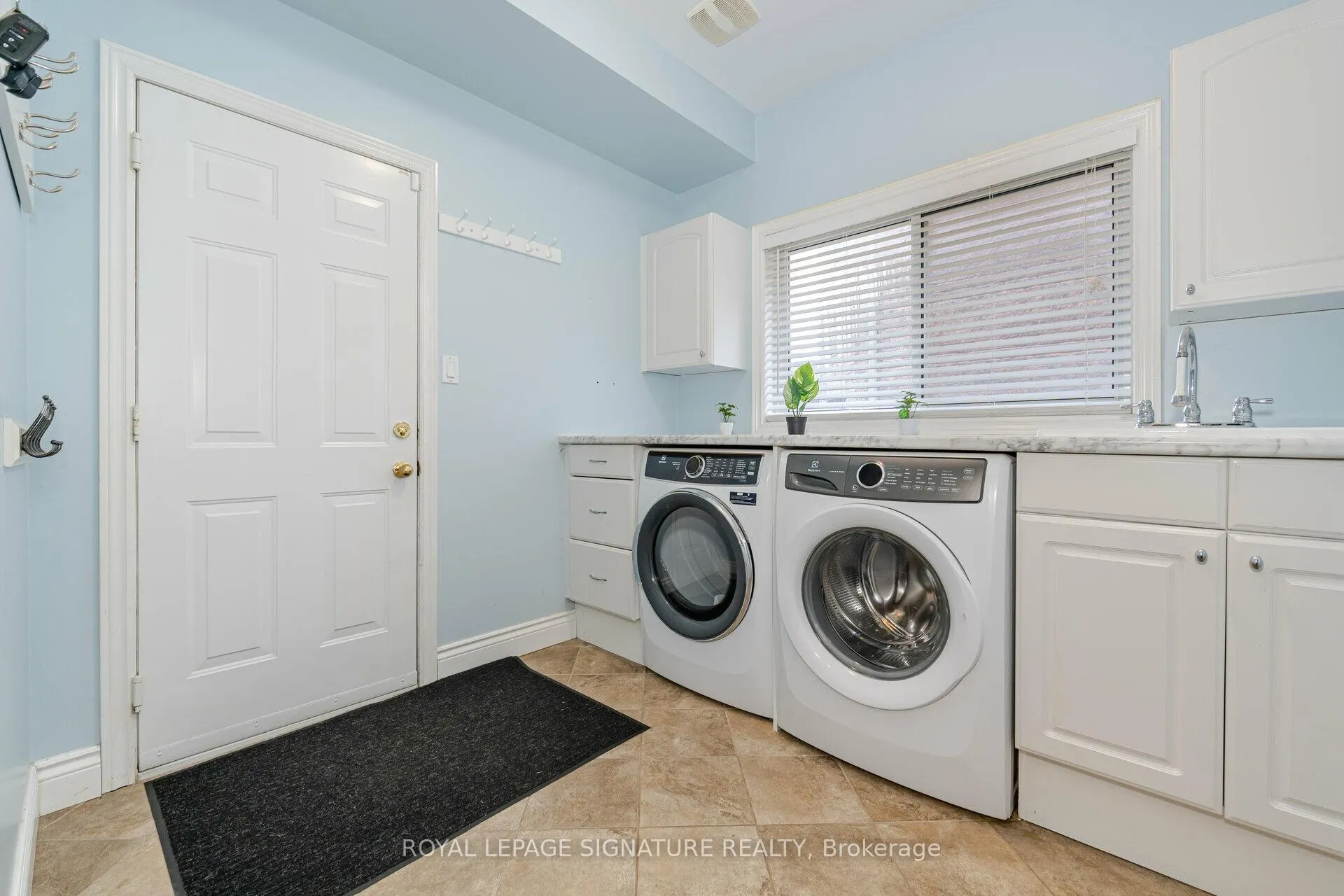 Photo 16 of 38 Sandringham Drive, Barrie, Innis-Shore — HOMEH
