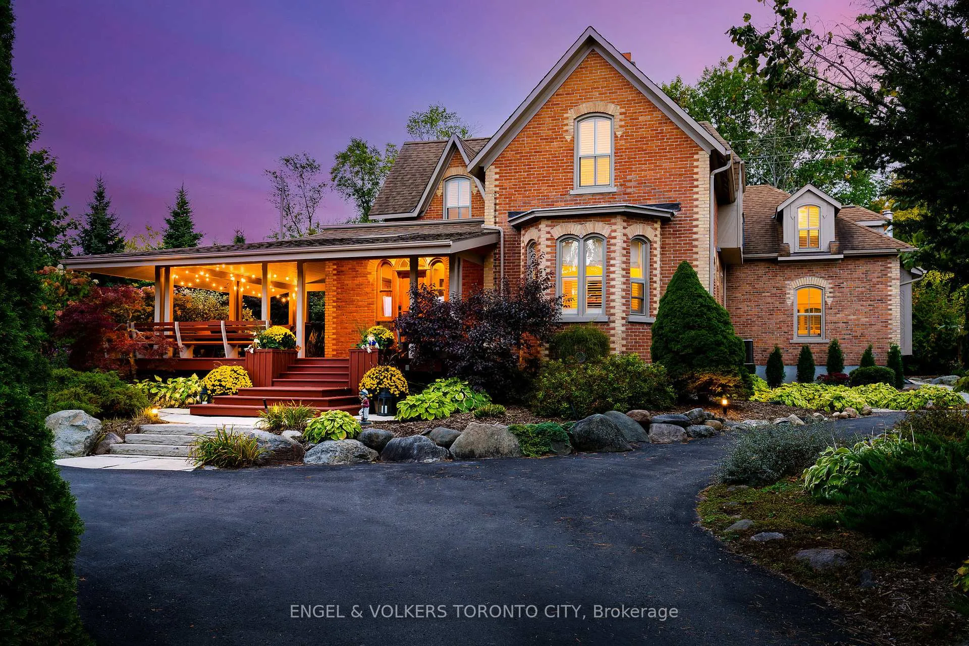 Front of 13 Huron Street W