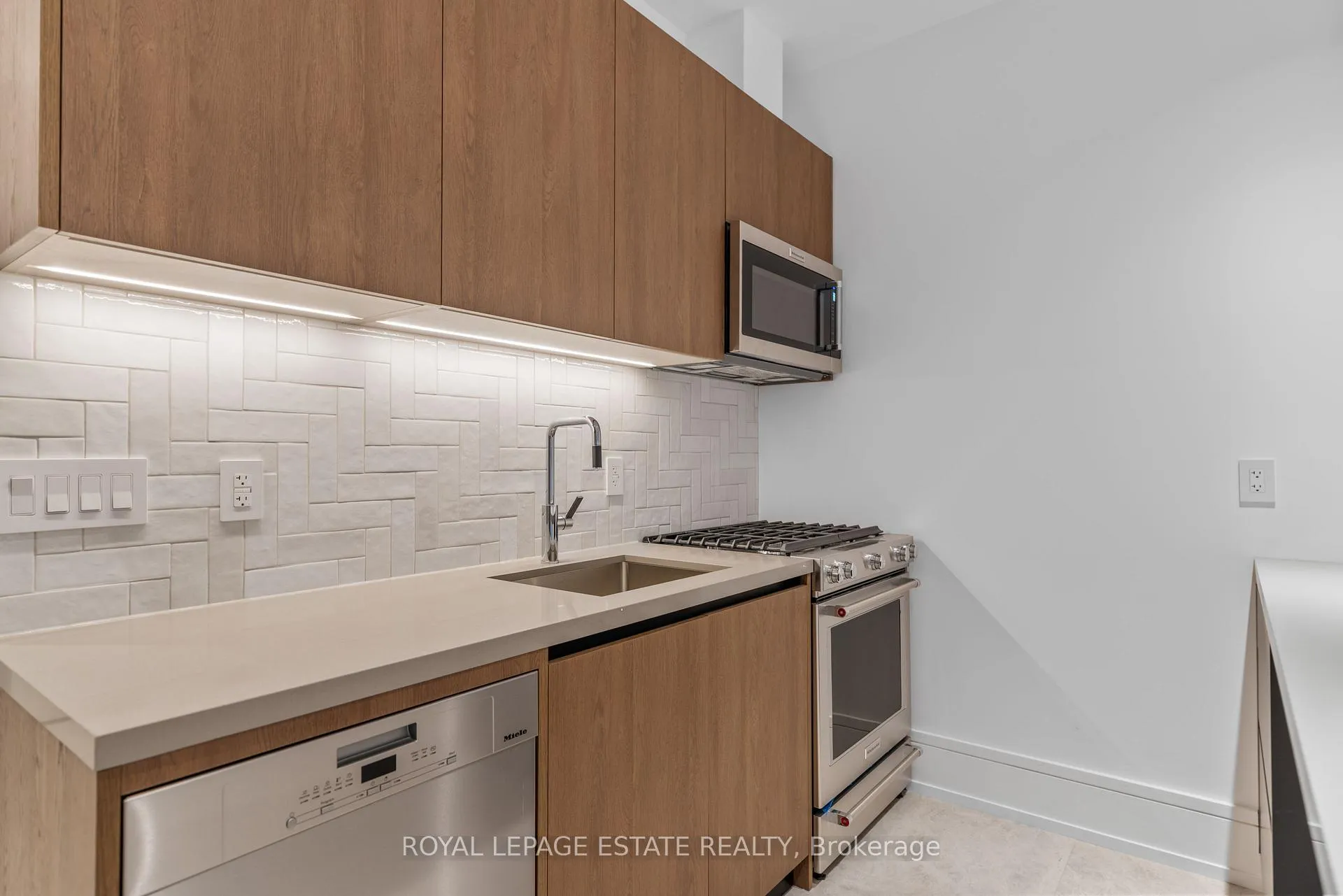 Photo 8 of Unit Lower Unit, 51 Maclean Avenue, Toronto, The Beaches — HOMEH