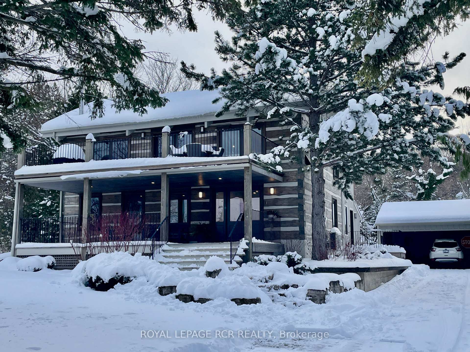 Front of 116 Lakeshore Road E
