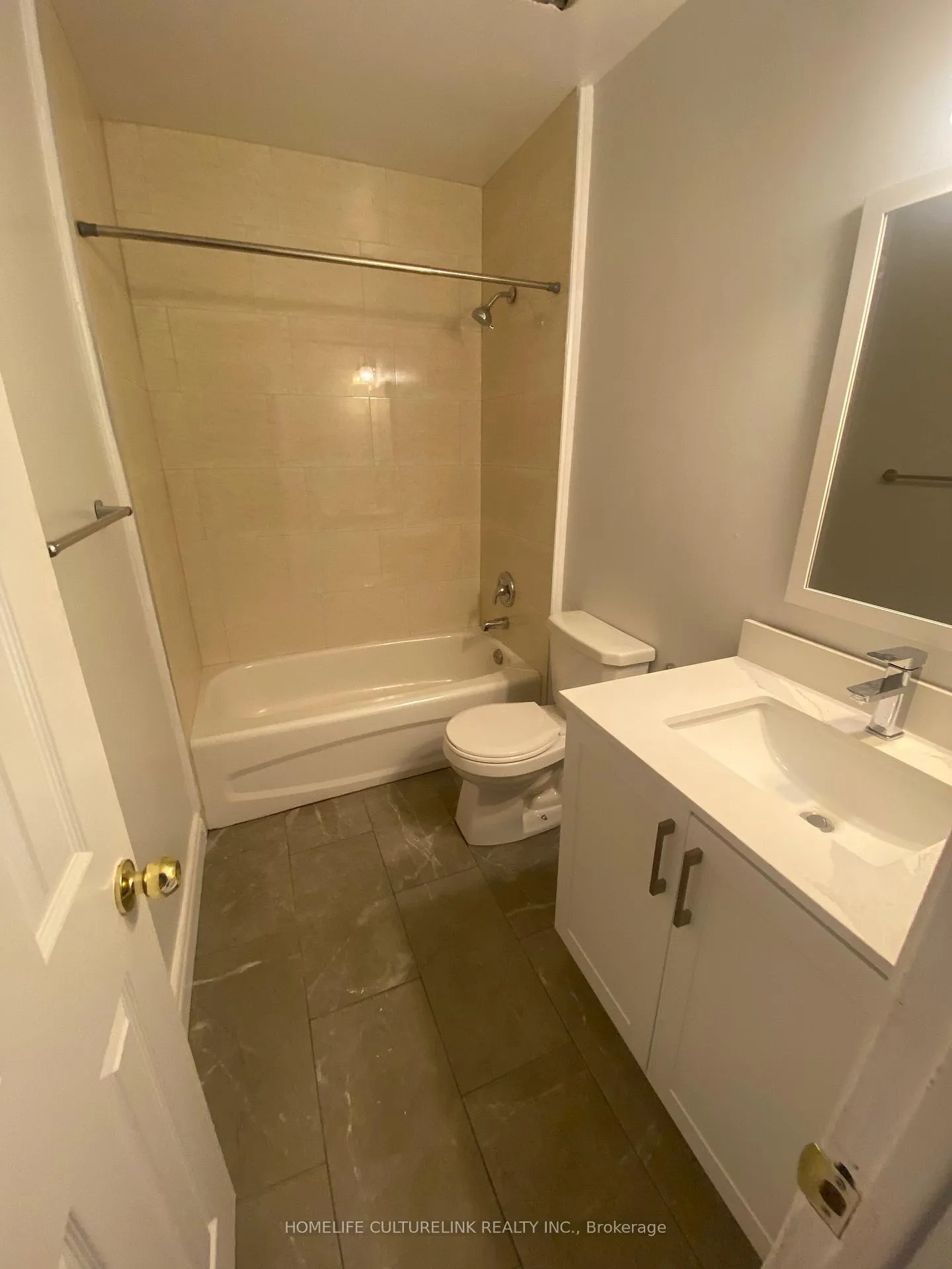 Photo 4 of Unit 5, 632B Yonge Street, Toronto, Bay Street Corridor — HOMEH
