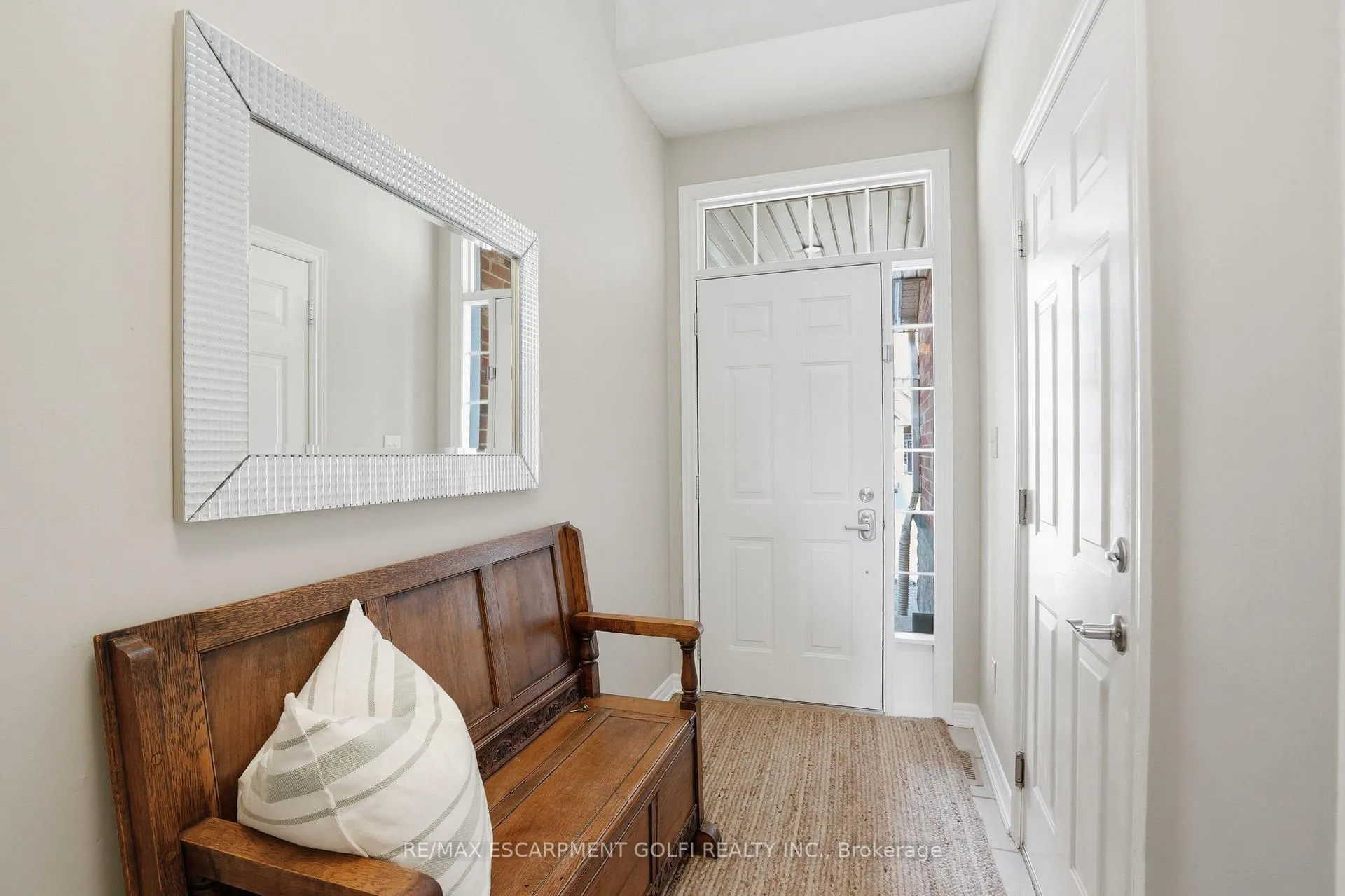 Photo 3 of 52 Sunnycroft Court, Hamilton, Waterdown — HOMEH