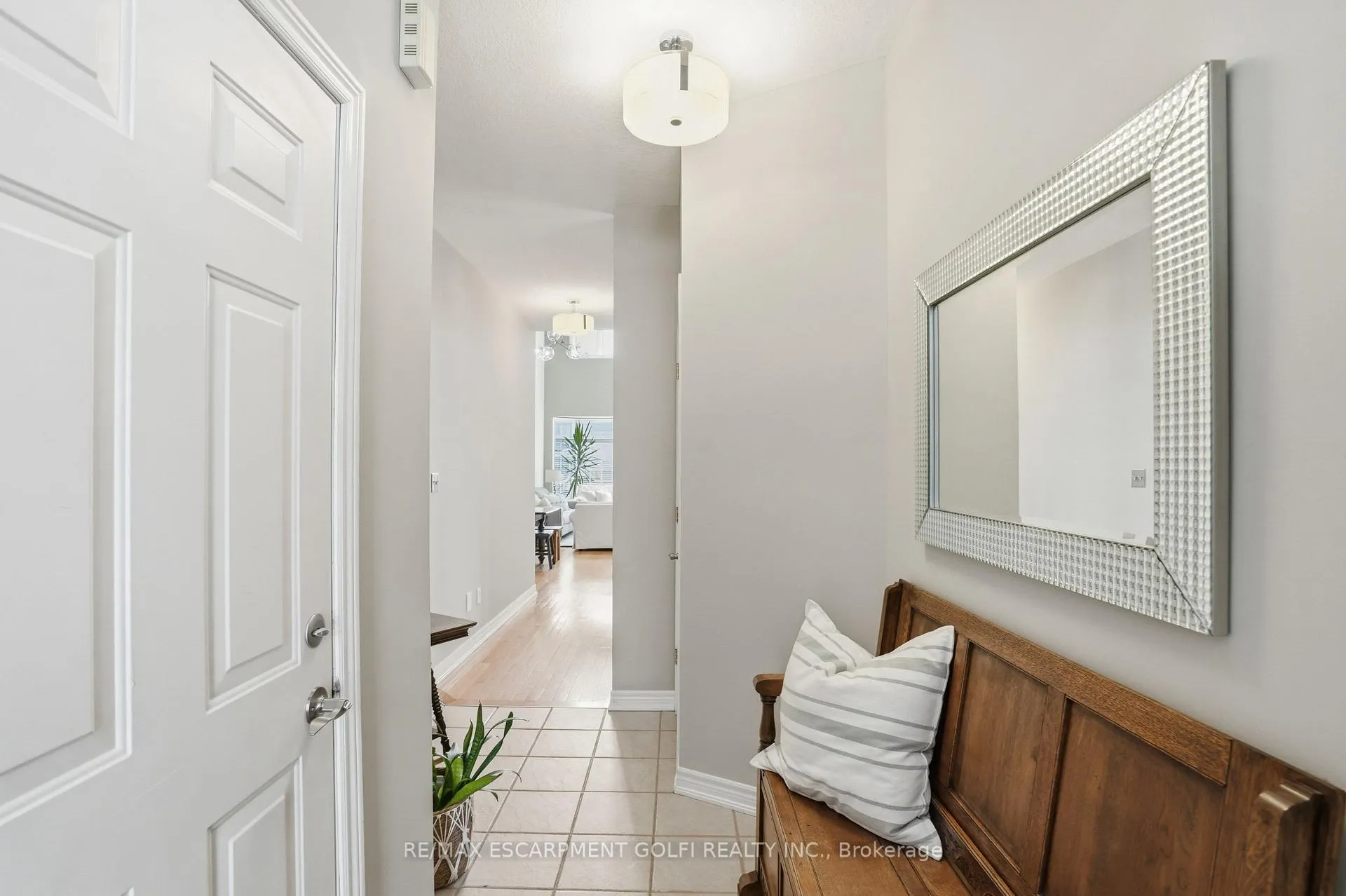 Photo 4 of 52 Sunnycroft Court, Hamilton, Waterdown — HOMEH
