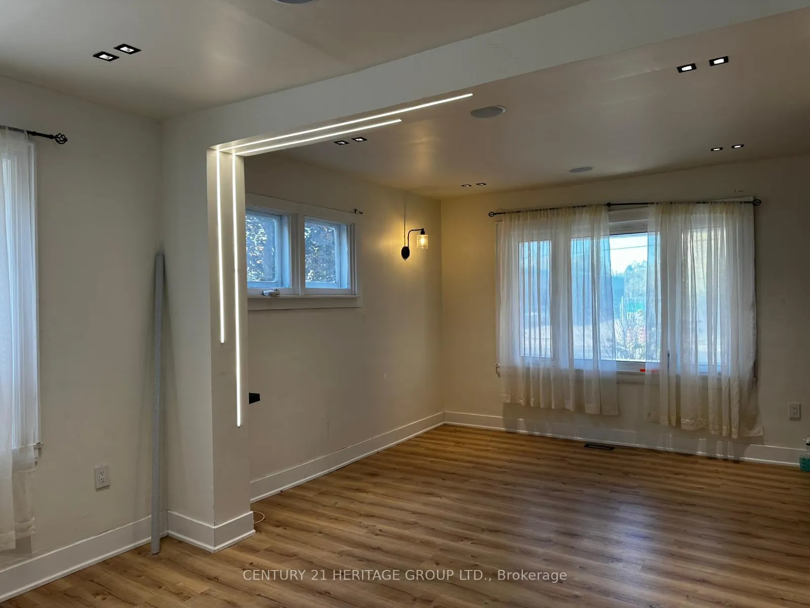 Photo 11 of 175 Park Road S, Oshawa, Vanier — HOMEH