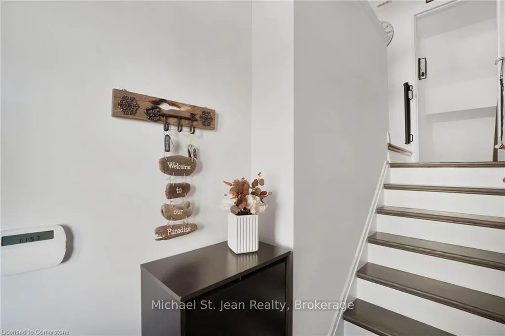 Photo 5 of 11 Pringle Lane, Hamilton, Ancaster — HOMEH
