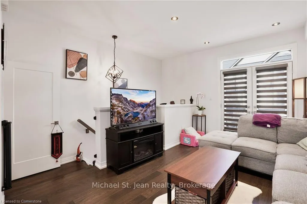 Photo 9 of 11 Pringle Lane, Hamilton, Ancaster — HOMEH