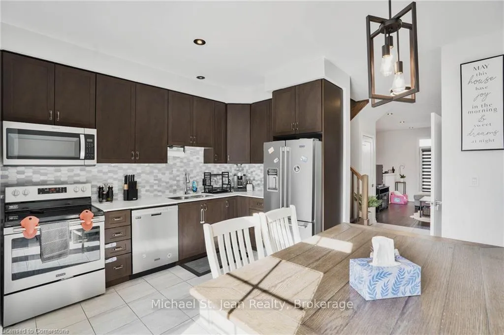Photo 12 of 11 Pringle Lane, Hamilton, Ancaster — HOMEH