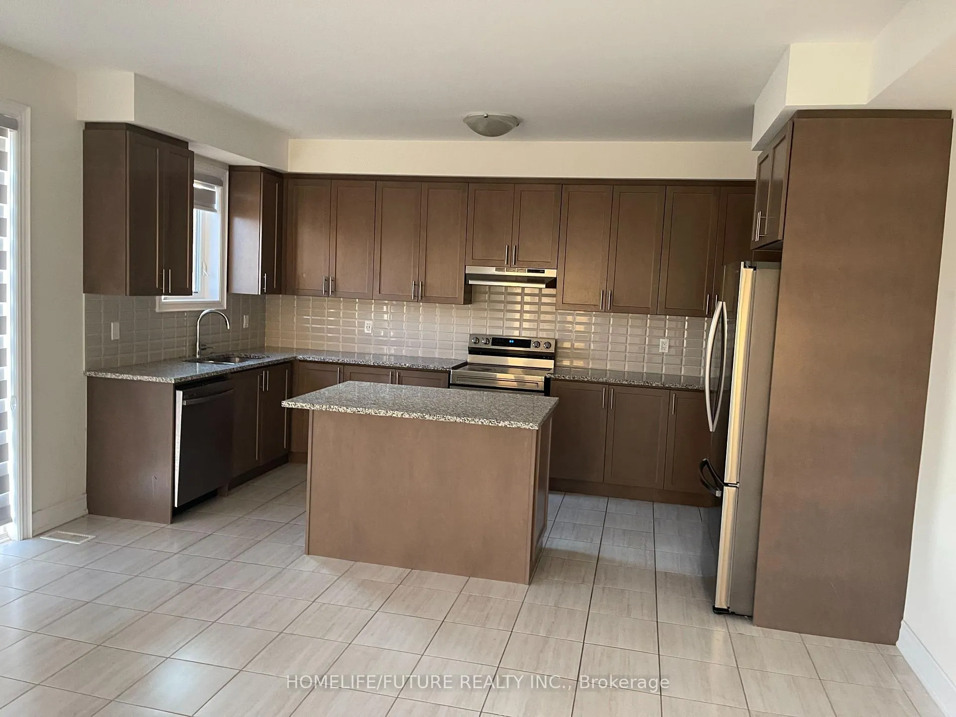 Photo 2 of 106 Wamsley Crescent, Clarington, Bowmanville — HOMEH