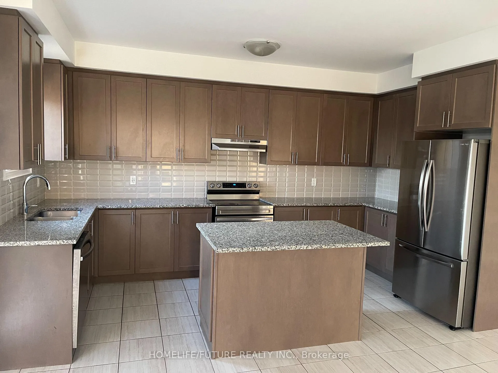 Photo 3 of 106 Wamsley Crescent, Clarington, Bowmanville — HOMEH