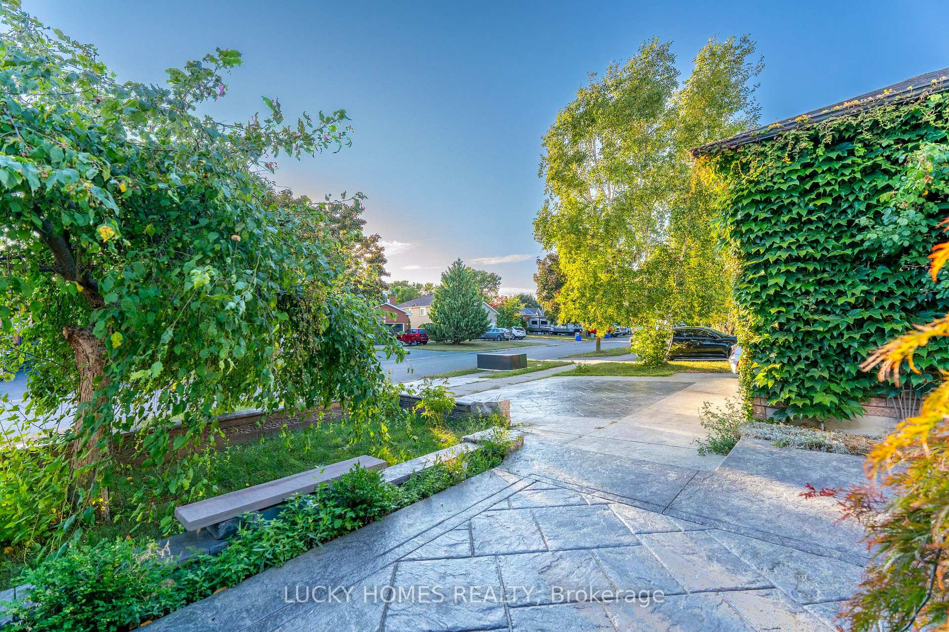 Photo 3 of 101 Meadowview Boulevard, Clarington, Bowmanville — HOMEH