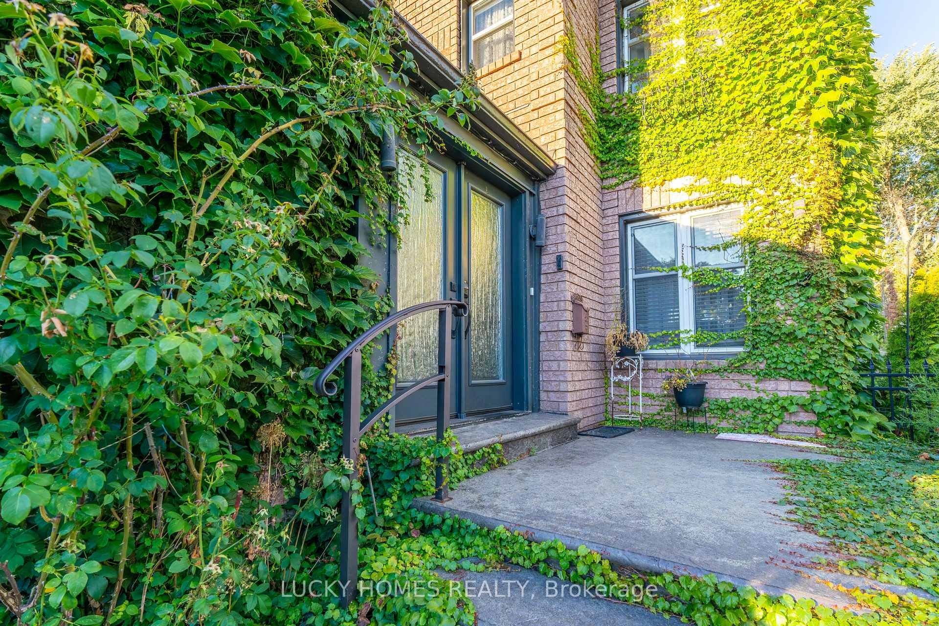 Photo 4 of 101 Meadowview Boulevard, Clarington, Bowmanville — HOMEH