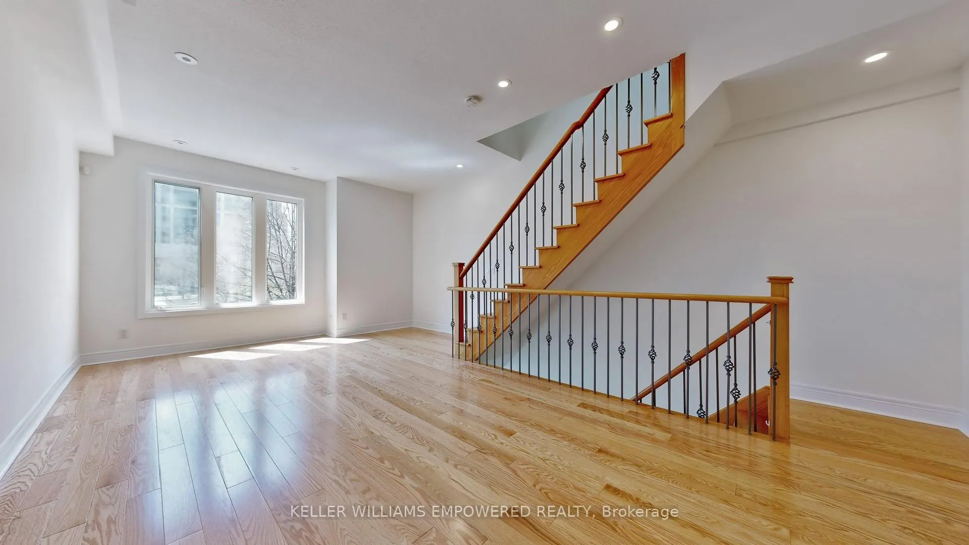 Photo 4 of 68 Suncrest Boulevard, Markham, Commerce Valley — HOMEH