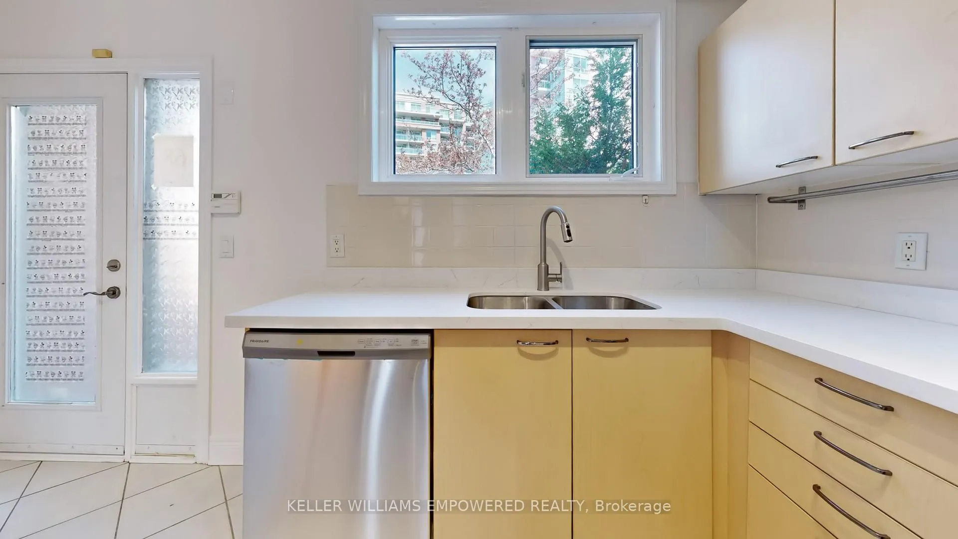 Photo 8 of 68 Suncrest Boulevard, Markham, Commerce Valley — HOMEH