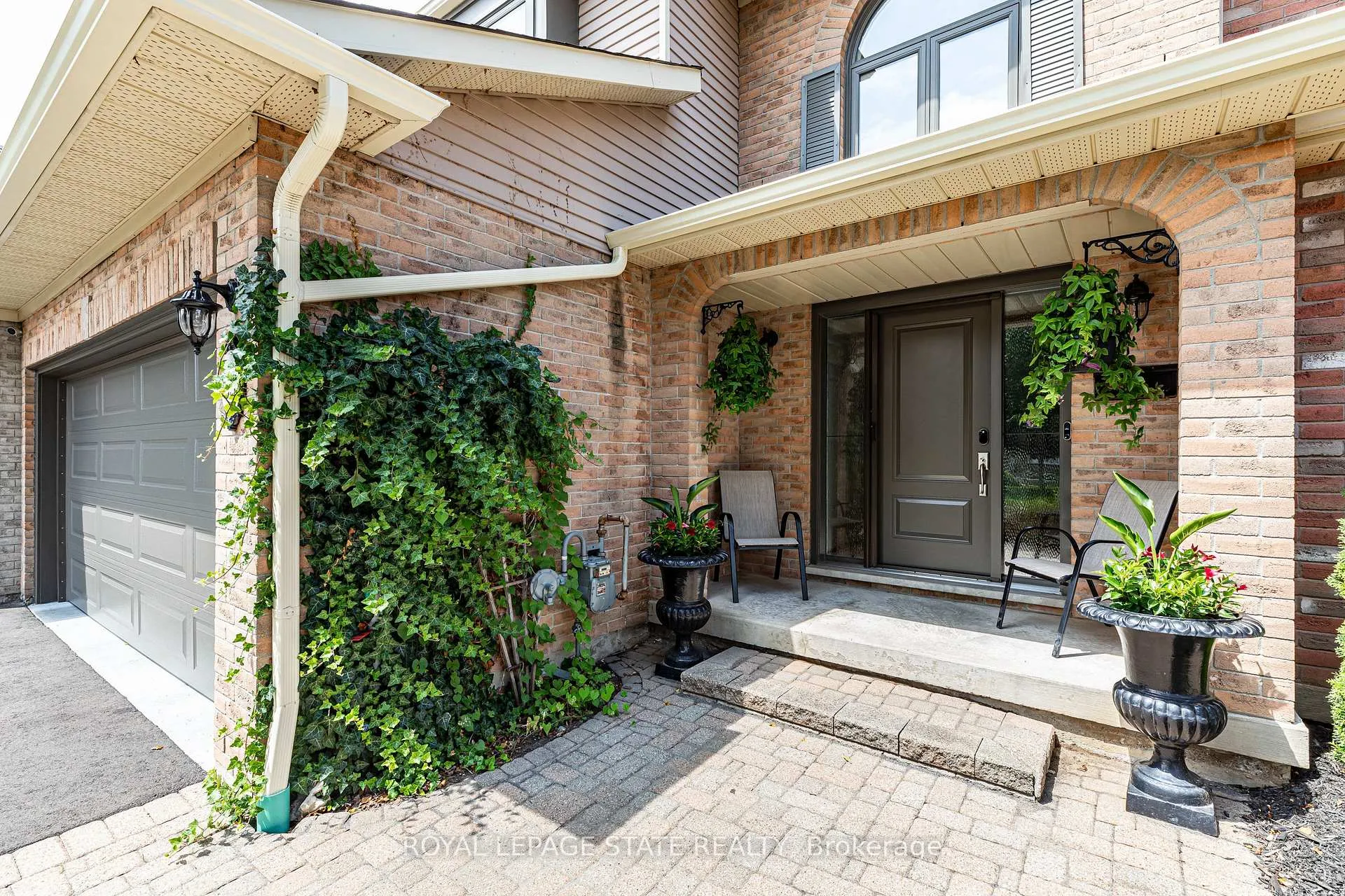 Photo 2 of 35 Banbury Drive, Hamilton, Meadowlands — HOMEH