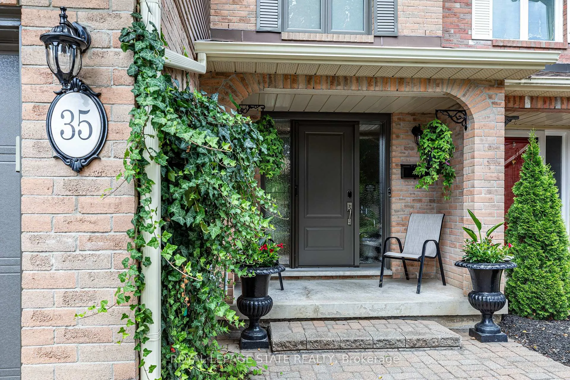 Photo 3 of 35 Banbury Drive, Hamilton, Meadowlands — HOMEH