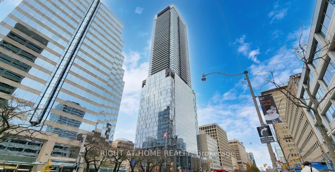 Front of Unit 3015, 488 University Avenue